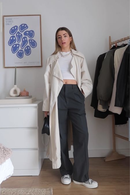 Uniqlo grey wide leg trousers ways to wear - trench coat, white crop top and Dior sneaks 

Trousers - size xs 



#LTKstyletip #LTKeurope