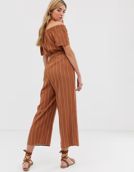 Miss Selfridge – Durchgeknöpfter, schulterfreier Jumpsuit in Hellbraun mit Streifen | ASOS DE