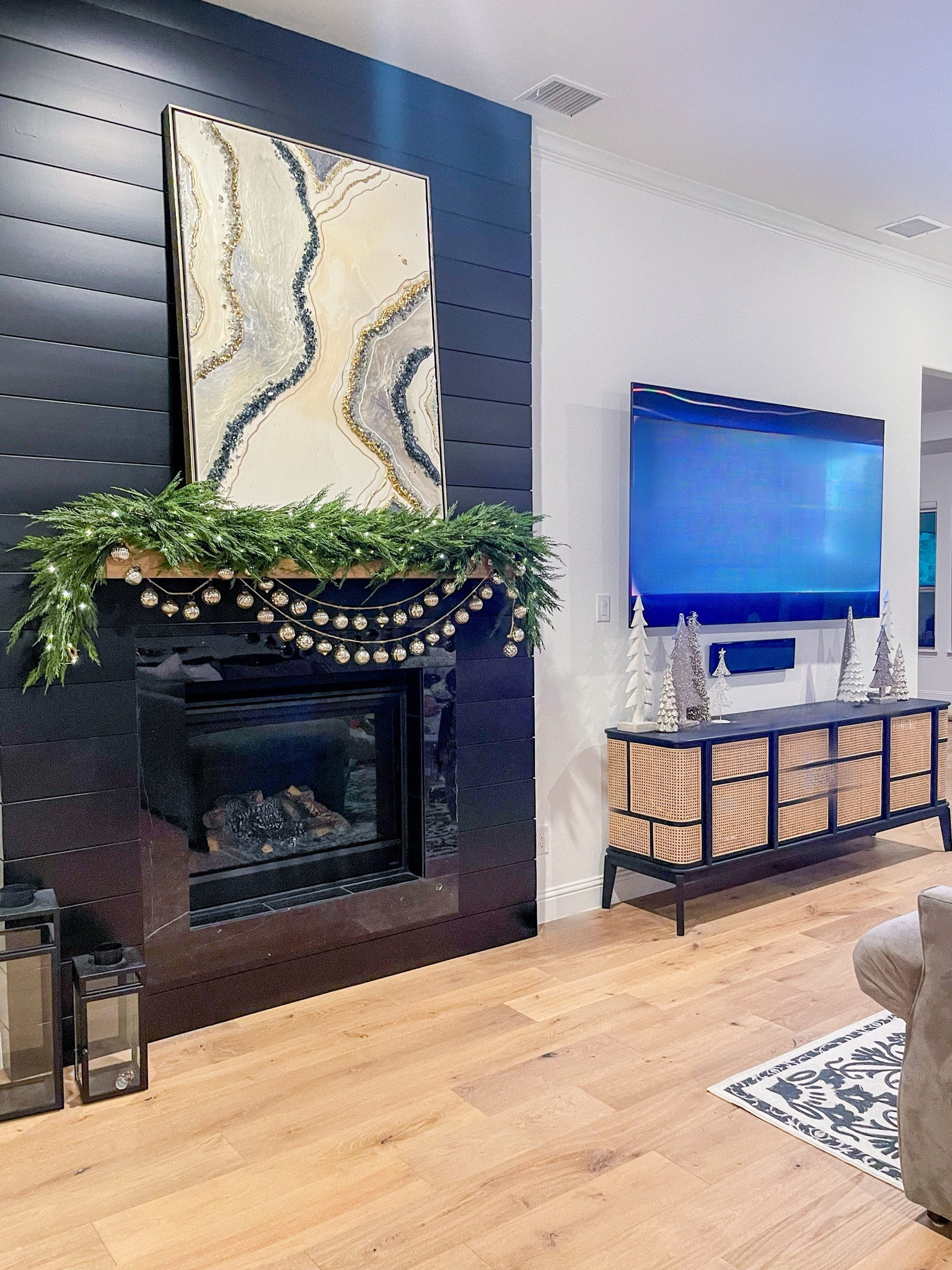 Christmas garland 

#LTKhome #LTKstyletip #LTKSeasonal