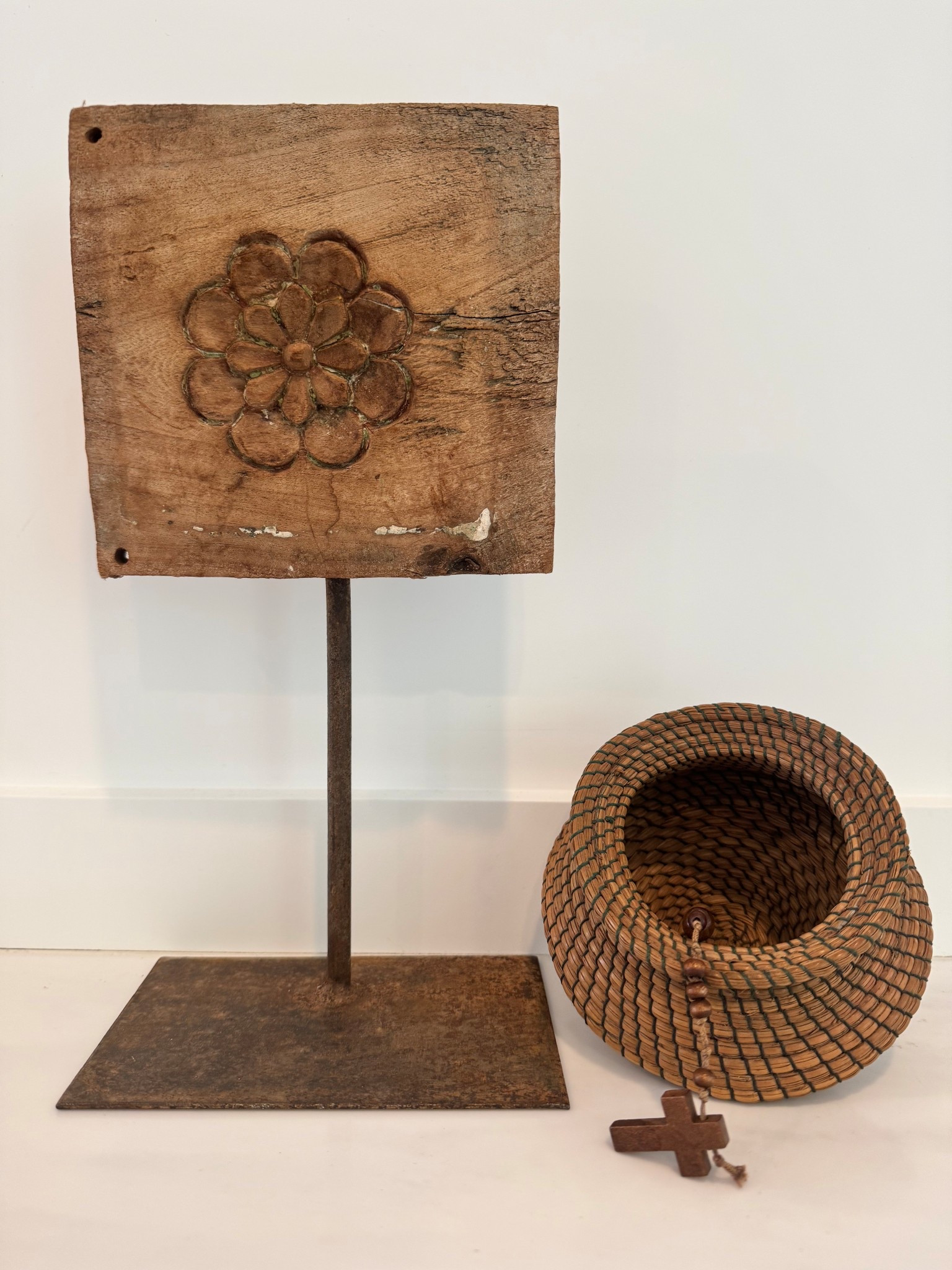 A small sculptural moment with big character 🤎
Vintage carved wood rosette mounted on an iron stand — all texture, patina, and quiet architectural beauty.
Perfect for shelves, consoles, or layered vignettes that feel collected over time.

Shop this one-of-a-kind piece via the link.

         •.    Vintage decor
	•	Rustic home decor
	•	European farmhouse
	•	Wabi sabi decor
	•	Shelf styling
	•	Neutral home
	•	Architectural details