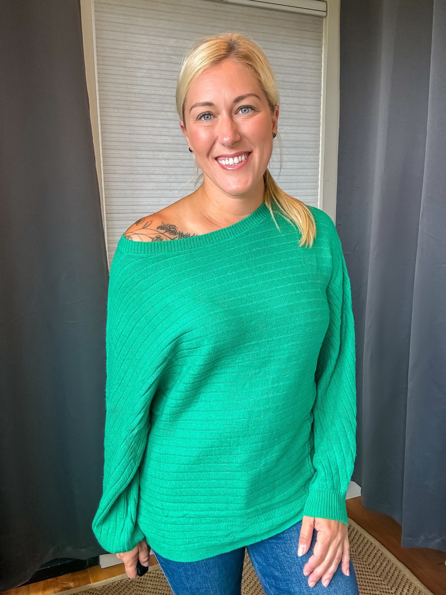 Cozy never looked this cute 😍
This super soft, off-the-shoulder slouchy sweater is perfection. Dress it up or down - either way I promise you’ll love it! 