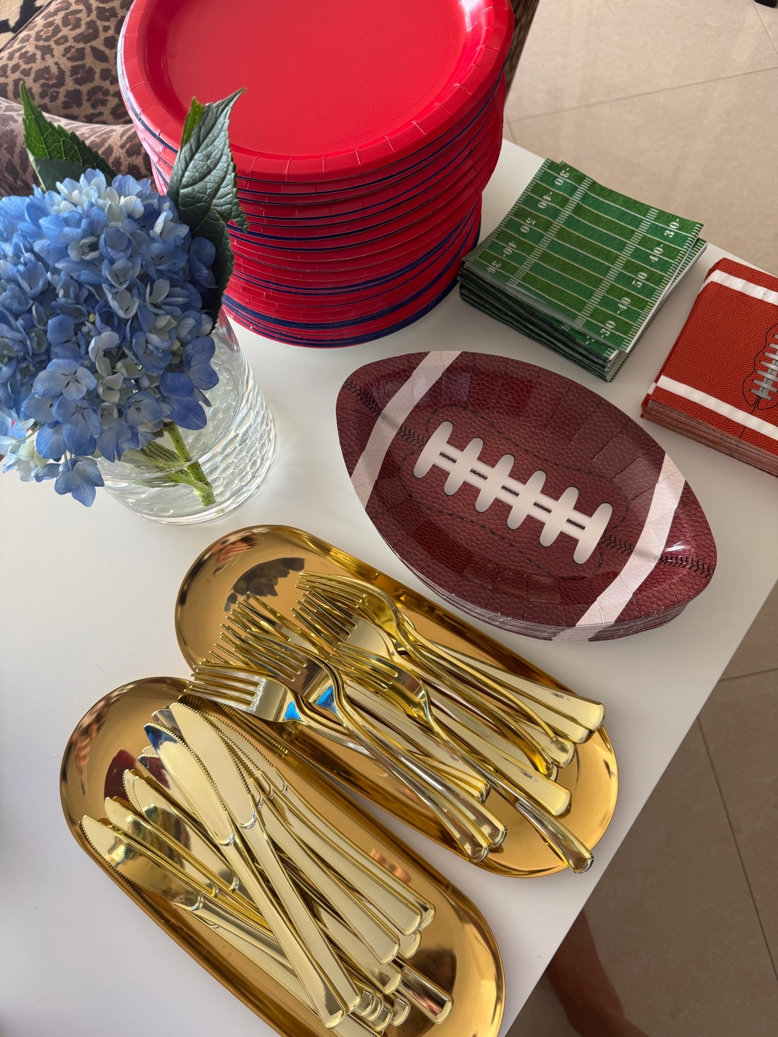 let the football parties begin 🙌🏻 🏈