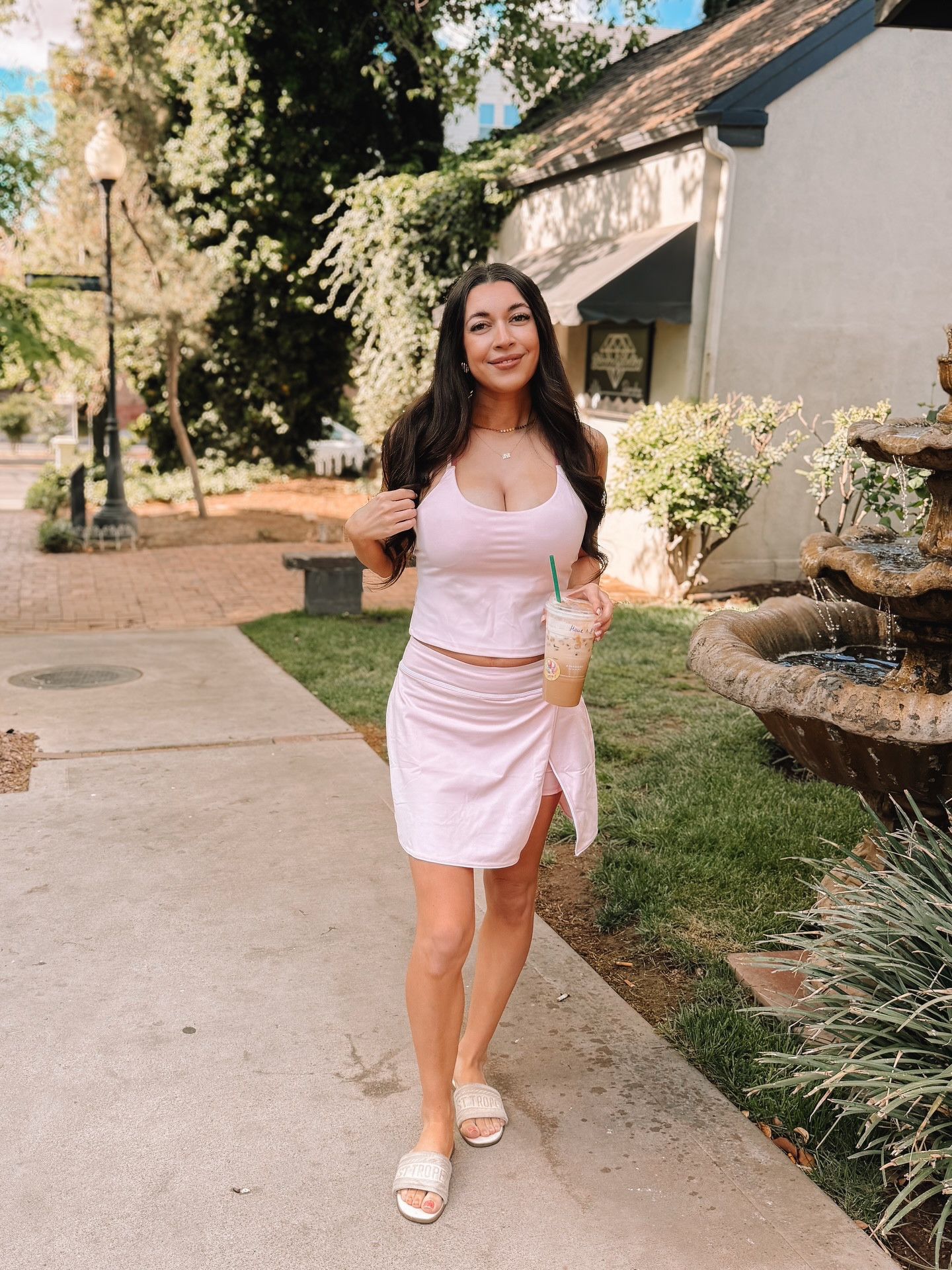spent my birthday weekend somewhere sunny with my babies and hubby! this @fabletics set was absolutely perfect! 💕🎀🌸 

#FableticsPartner #fabletics #pinkoutfit #momof3 #onwednesdayswewearpink