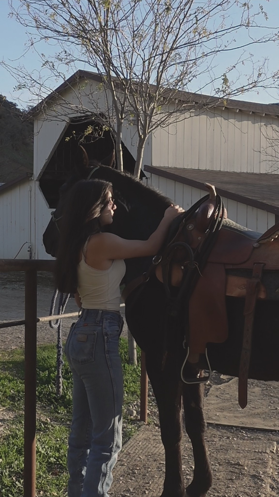 tacking up my pony <3