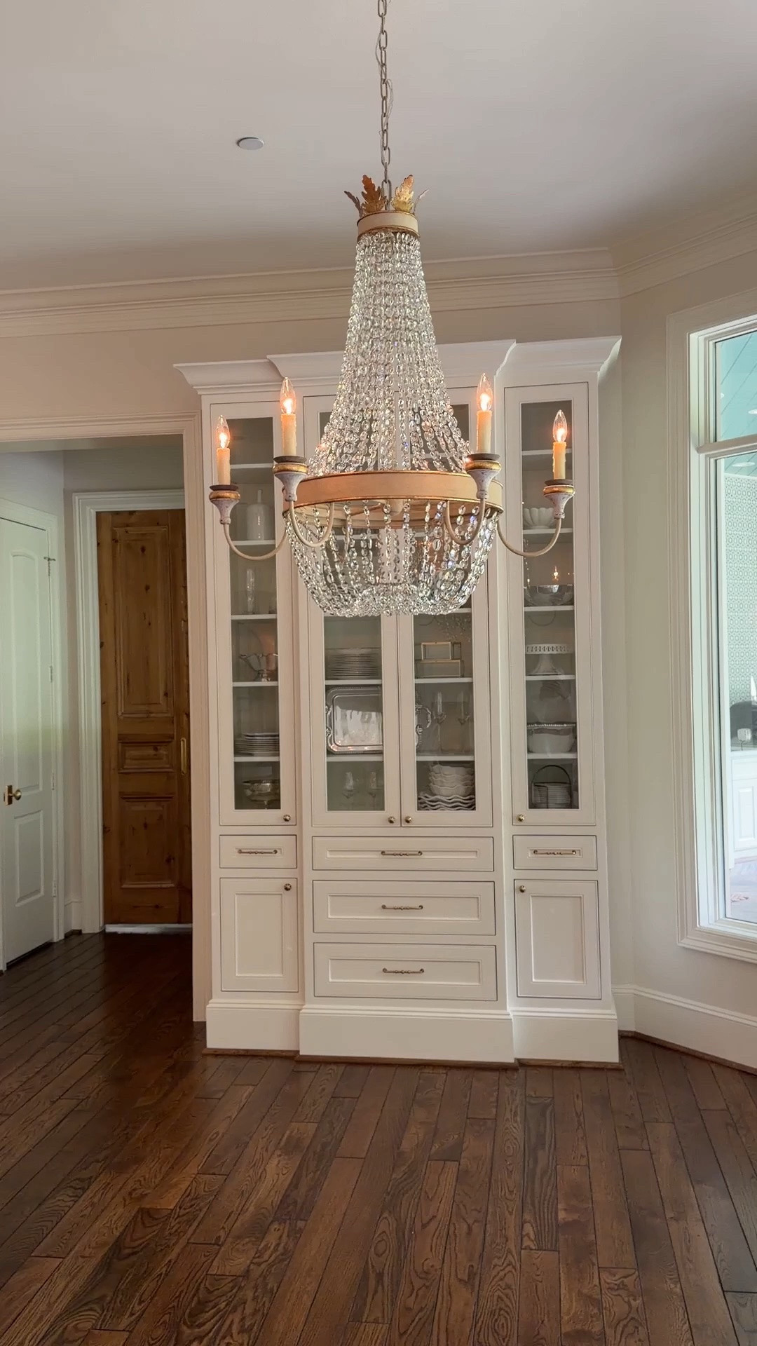 Gorgeous visual comfort Entellina Julie Neil chandelier!

#LTKSeasonal #LTKHome