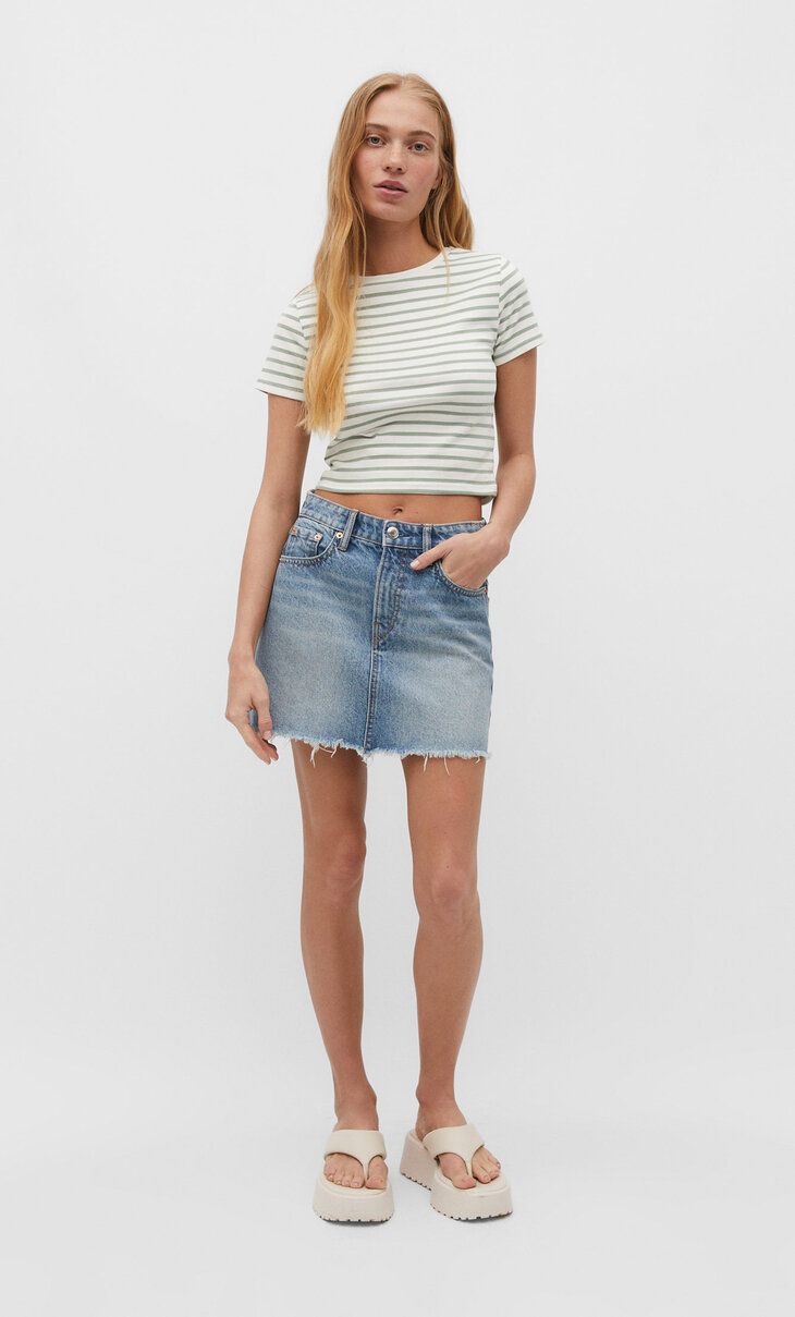 Short striped T-shirt with short sleeves and a round neck. | Stradivarius (UK)