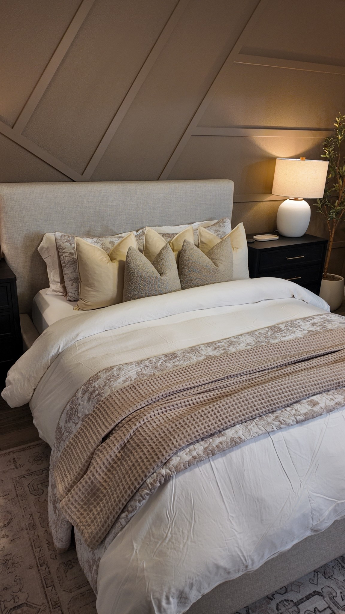 Bedroom spring decor 

#LTKSpringSale #LTKSeasonal #LTKHome