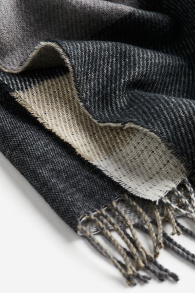 Patterned scarf | H&M (UK, MY, IN, SG, PH, TW, HK)