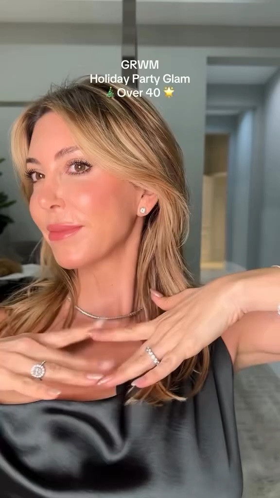 Would you try this for your next party? 

Comment below with any questions! Working on getting it all linked!!! Happy holidays my loves! 

#beautyover40 #over40beauty #momsofinsta #grwmmakeup #holidayglam