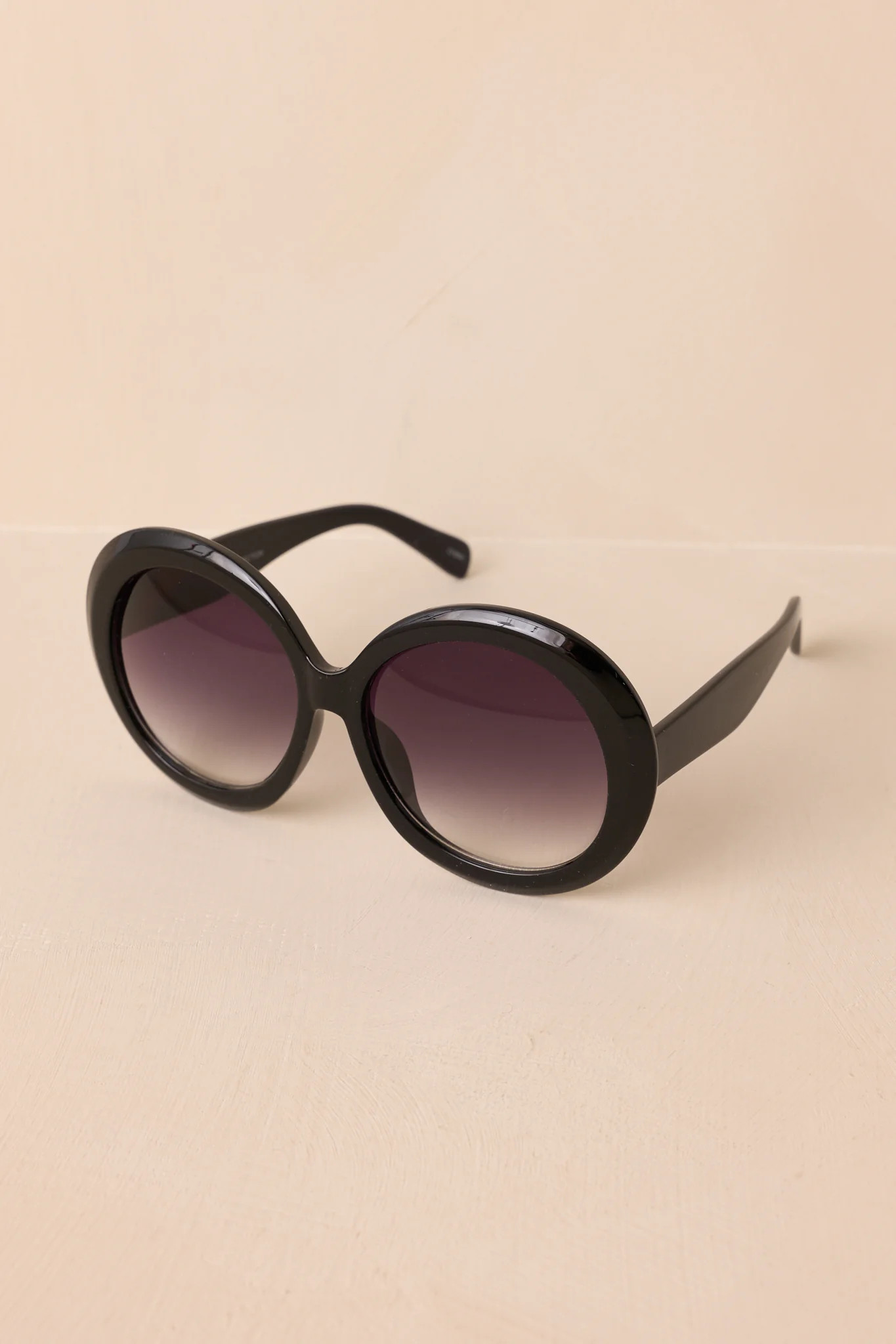 Happiness Comes In Waves Black Ombre Round Sunglasses | Red Dress