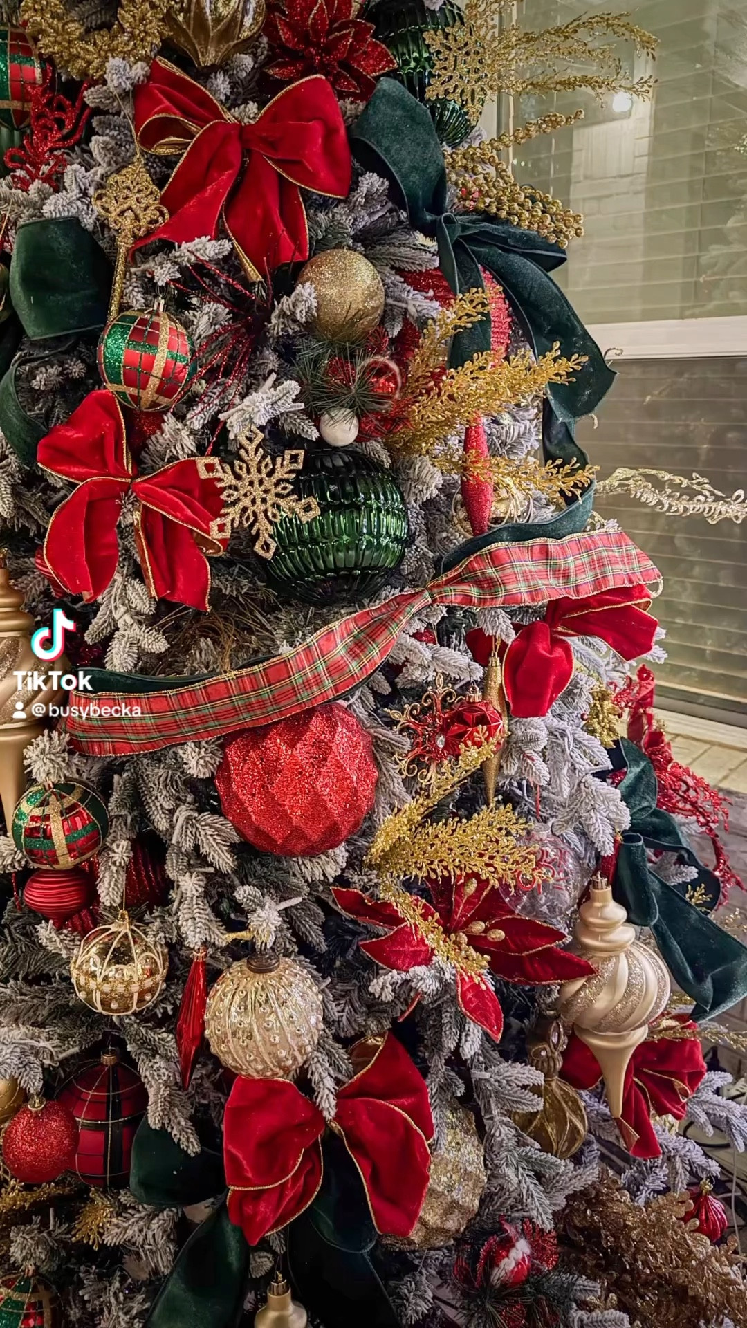 Traditional classic Christmas decor 

#LTKHome #LTKHoliday #LTKSeasonal