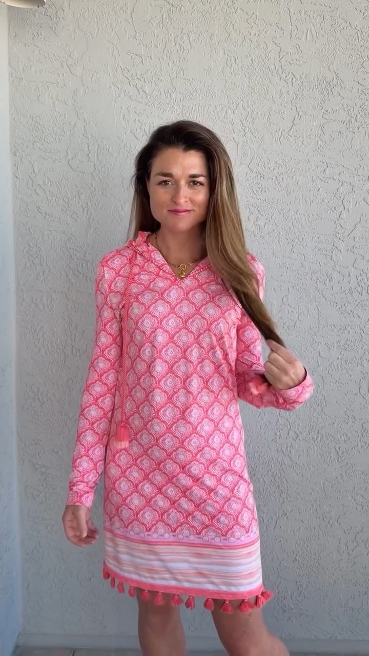 Beach days, pool runs, lunch breaks… this coverup did it all 👏☀️ With UPF 50+ fabric, she’s not just cute — she protects your skin too 💛🙌 Officially my favorite coverup of the week. Use code MEANDMISSB for 15% off!
