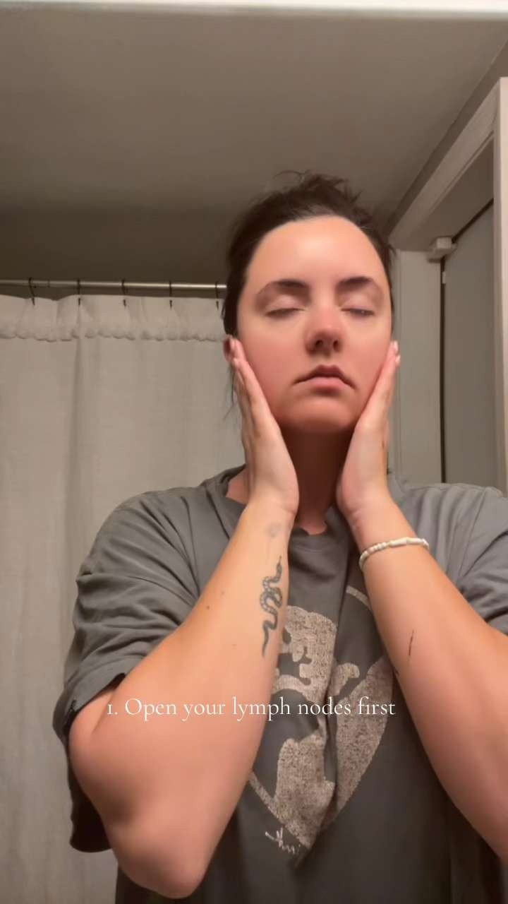 I’ve been gua sha-ing daily for a couple years now, and I swear it’s the reason my face hasn’t gotten super puffy 🙌🏼 I’m super prone to swelling so it hasn’t eliminated it completely but I know it helps. Bless this little skincare ritual.
##creatorsearchinsights #pregnancyface #pregnancyswelling #thirdtrimester #pregnancytiktok #pregnancyskincare  

 #LTKBeauty #LTKBump