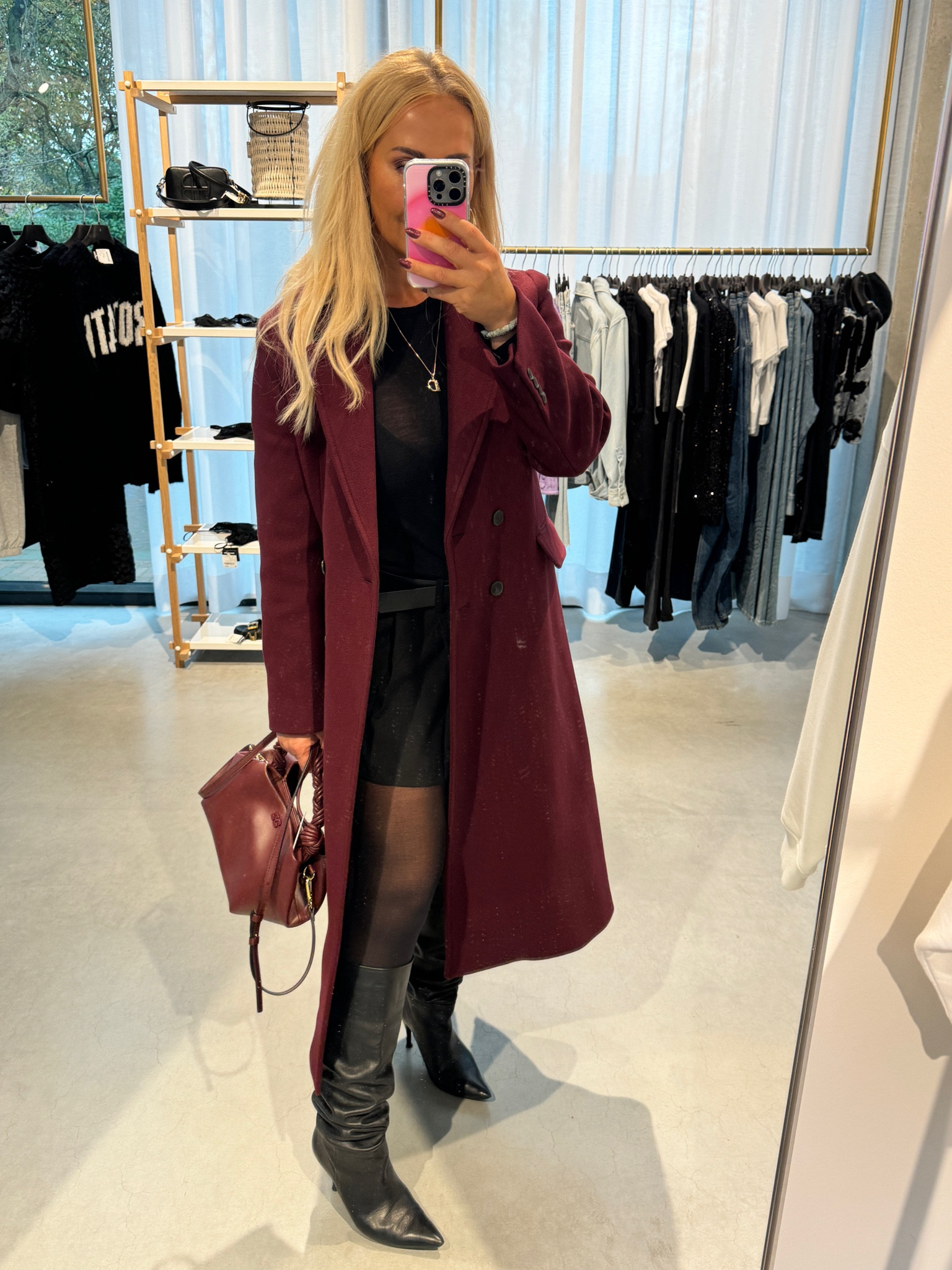 the musthave this season : the burgundy coat

#burgundy #ganniboubag 