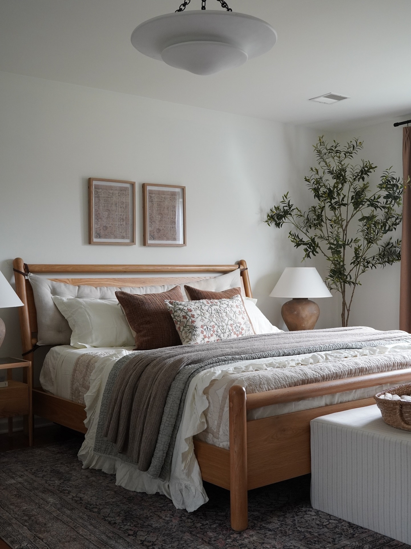 I am still in love with my new bedding from @potterybarn! The only problem I can’t make up my mind which look I like best 😍

Which one would you choose?!

🔗Comment SHOP for links!

#mypotterybarn #pbpartners #bedroomstyling #bedding #masterbedroom #bedsheets #homeinspo #bedroomdecoration