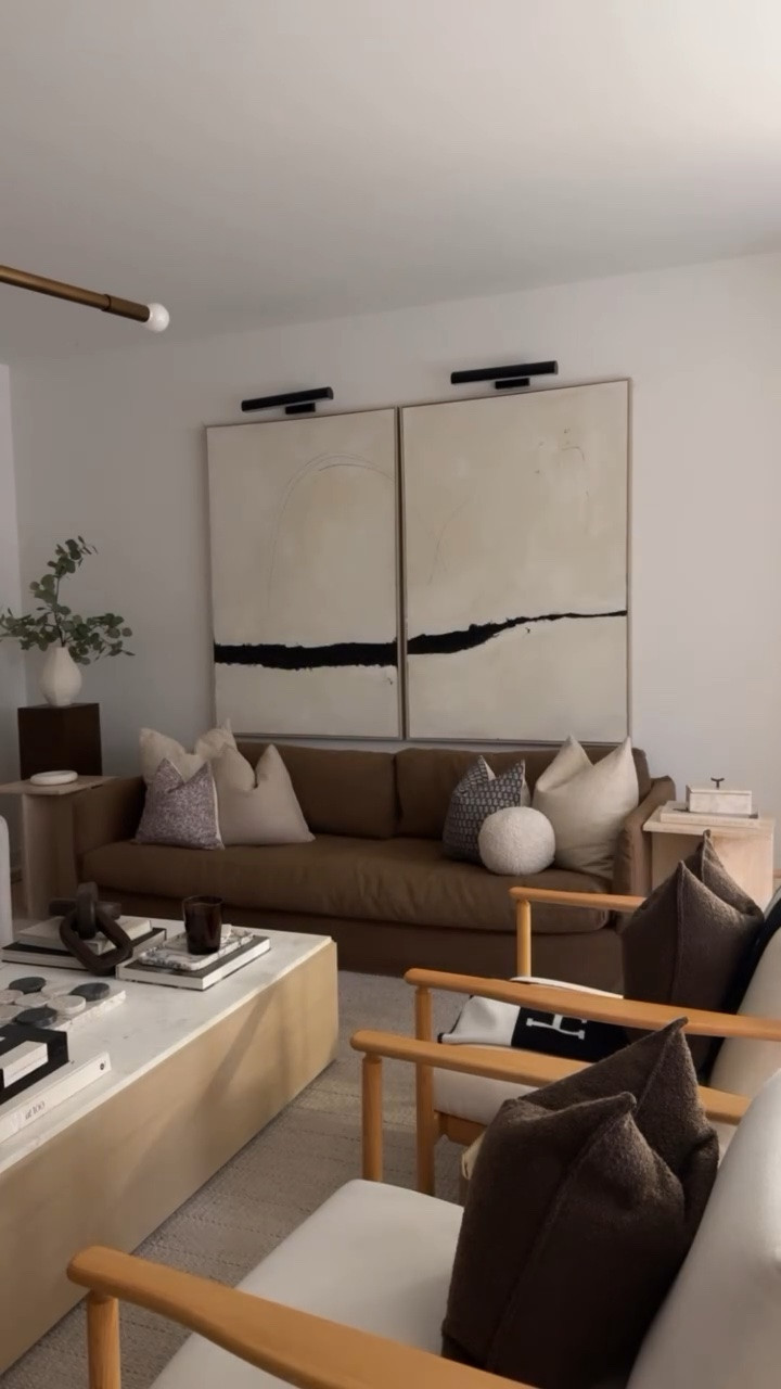 Living room pillow arrangement

#LTKHome #LTKdayinmylife