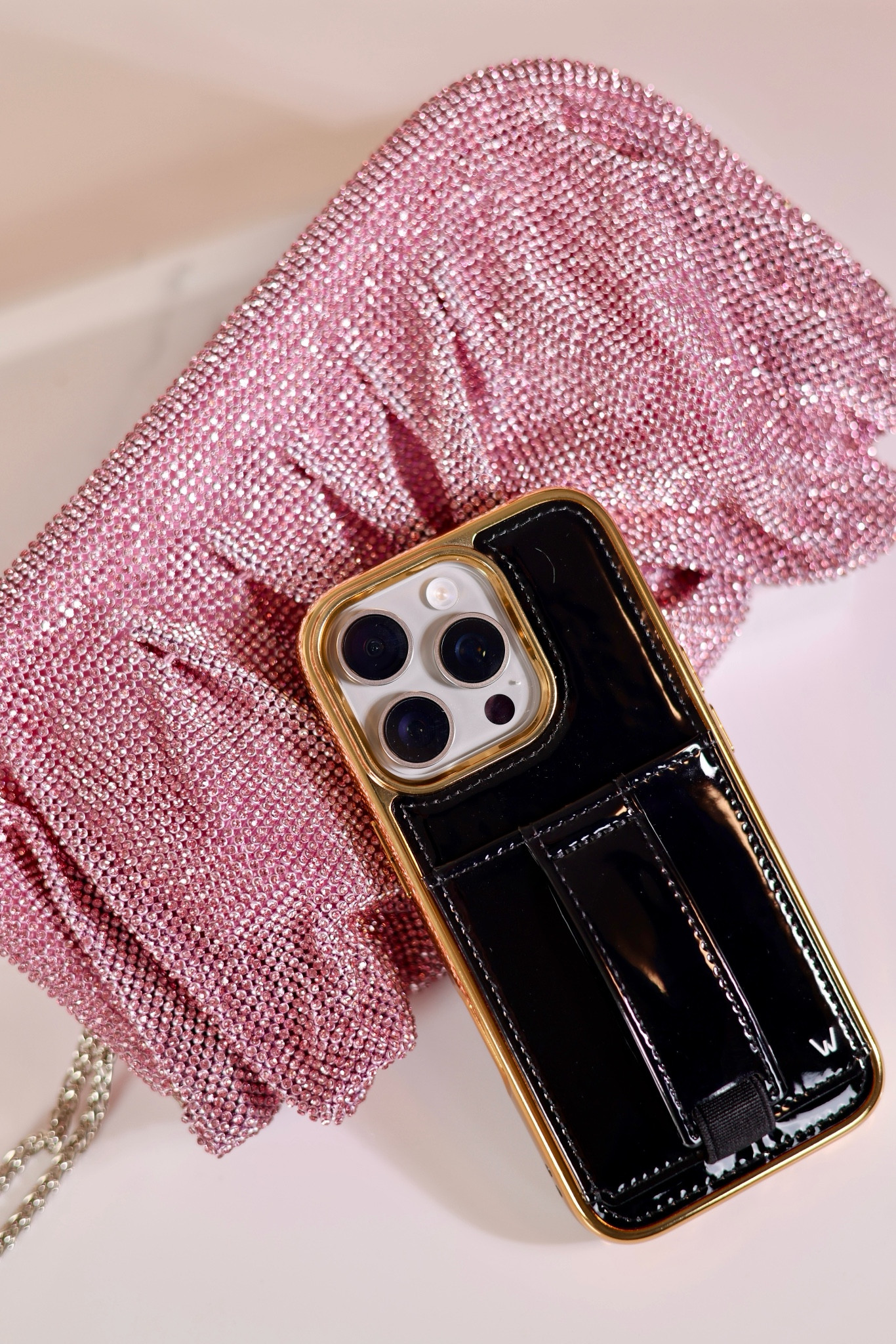 My 2025 vibe 💗

#pinkandblack #iphonecase #partyclutch #handbag #girlyvibes

#LTKGiftGuide #LTKSaleAlert #LTKStyleTip