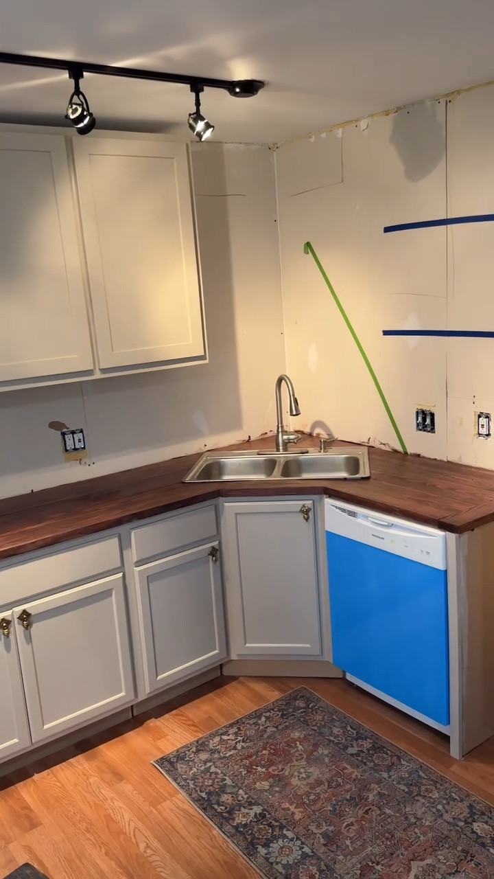 Let me tell you, if I can DIY a butcher block counter top, ANYBODY can DIY a butcher block counter top! 🙌🏼

This has been my most nerve wracking project in this guest house and we absolutely crushed it!

Everything I used is linked in my bio!

Next up is pulls and backsplash!
#diyhome #diywoodwork #diyhomeprojects #diykitchen #diykitchens #butcherblockcountertop #butcherblock