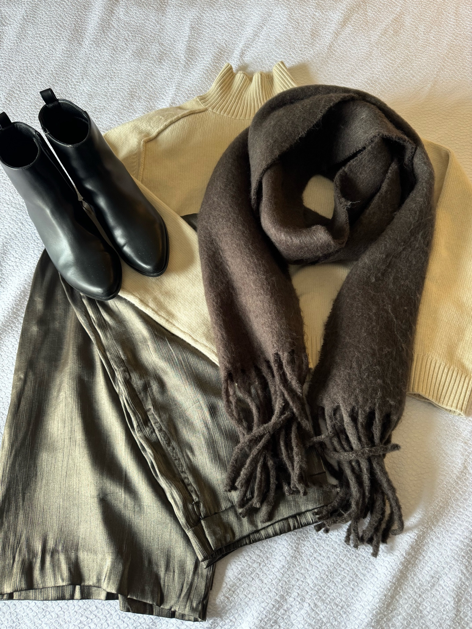 obsessed with these metallic pants ✨

#LTKStyleTip #LTKSeasonal #LTKFindsUnder50