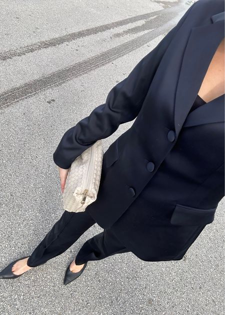 This suit is such amazing quality from H&M! Wearing size xs in blazer and a 2 in the pants

#LTKfindsunder100 #LTKworkwear #LTKstyletip