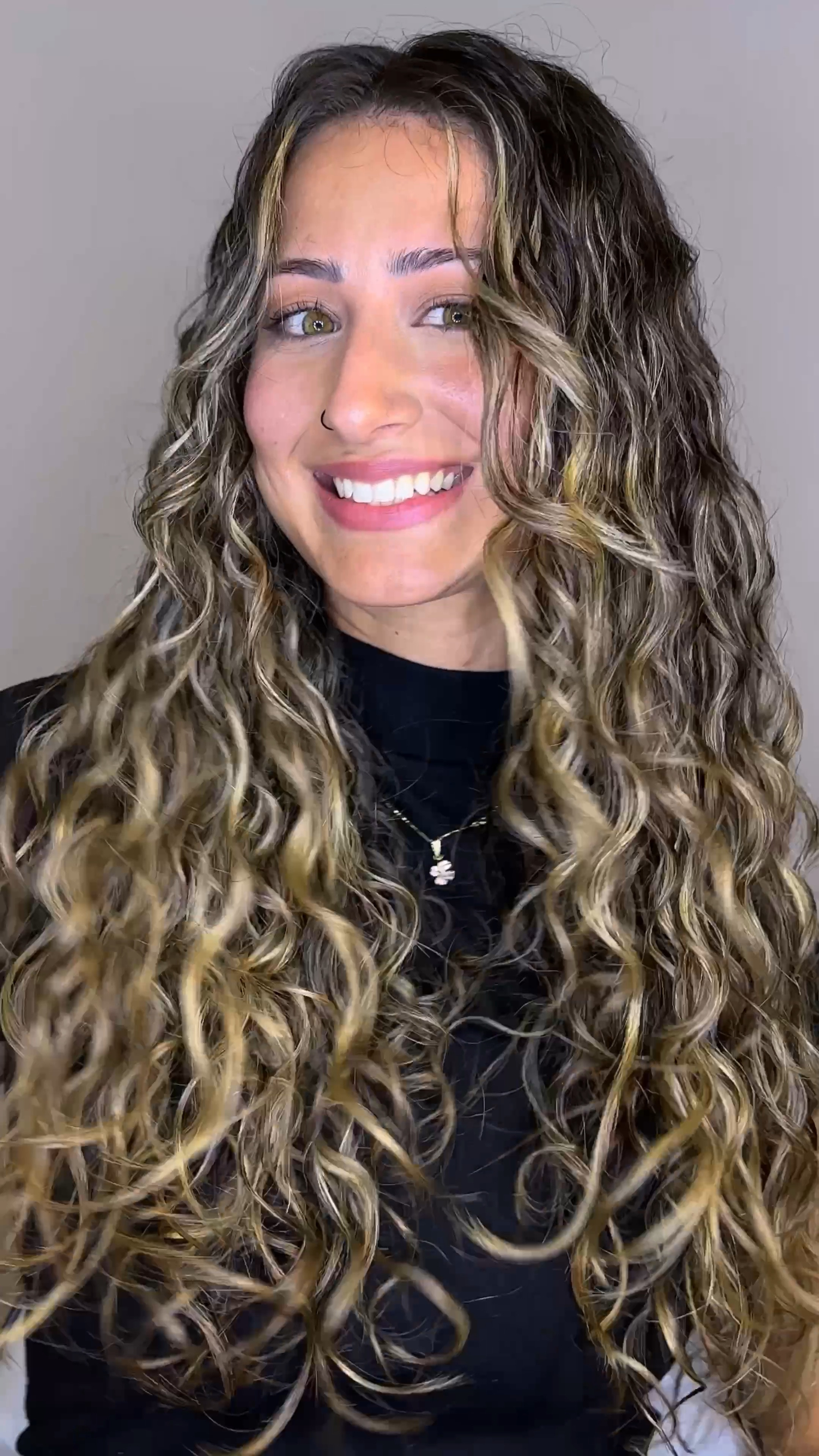 Não julguem como as pessoas gostam de usar o cabelo delas 💕✨🙌🏻
- A máscara redutora de volume é a Mytox da @myphios cupom: HELLENLOVATTO ; 
- Yamasterol @yamacosmeticos e kit Trivitt pós química da @itallianhairtech eu vou deixar no meu post LTK; 
- Os creme ativador, gelatina e óleo são @bhulmannbr e também tem cupom: HELLENLOVATTO; 
- Vou deixar aqui mais opções de óleos e finalizadores capilares que eu gosto 🥰
.
.
.
#cabelo #cabelosaudavel #cabeloondulado #cabeloalisado

#LTKVideo #LTKbrasil #LTKbeauty