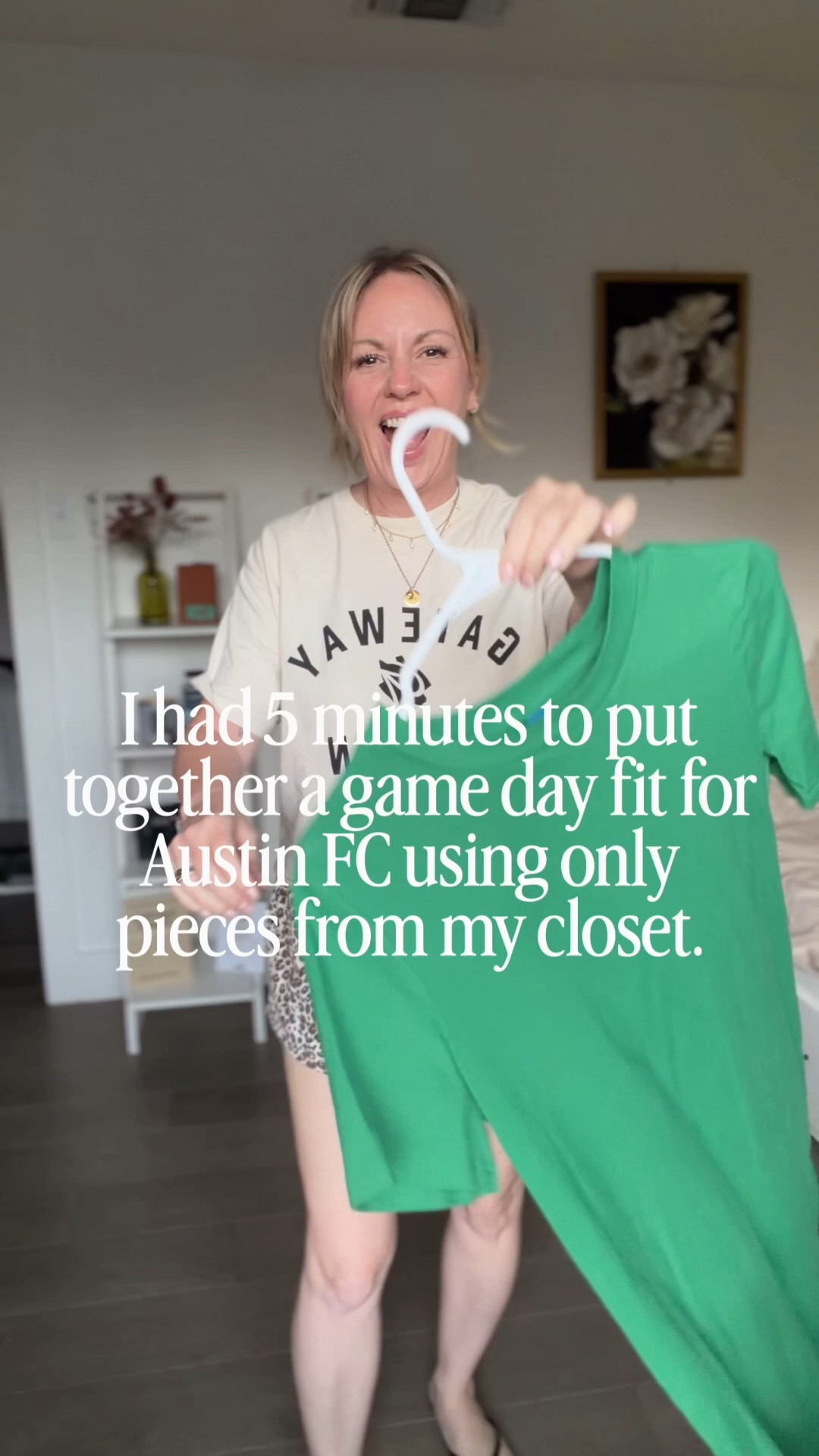 Easy game day look to recreate in your team colors!! I’m in a medium.