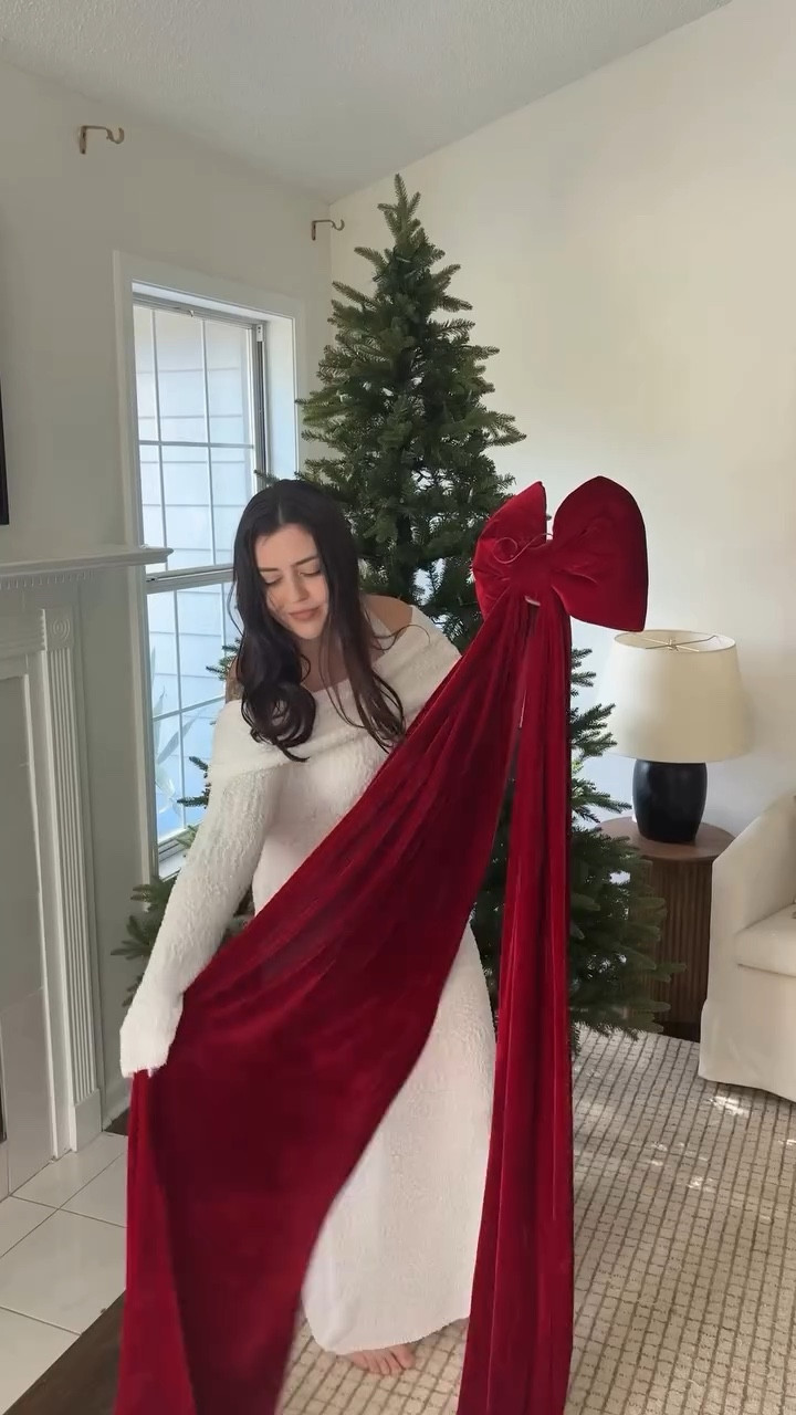 This bow is so gorgeous ♥️🎄

🔗 Linked in my bio on LTK! 

#christmasdecor #christmasdecorating #christmastime #christmasvibes #tistheseason #homedecor #homedecorideas #christmasbows #christmasbow #christmastree #christmas2025

#LTKHome #LTKHoliday