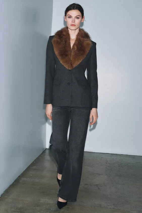 TAILLIERTER BLAZER MIT KRAGEN IN FELL-OPTIK ZW COLLECTION | Zara DE