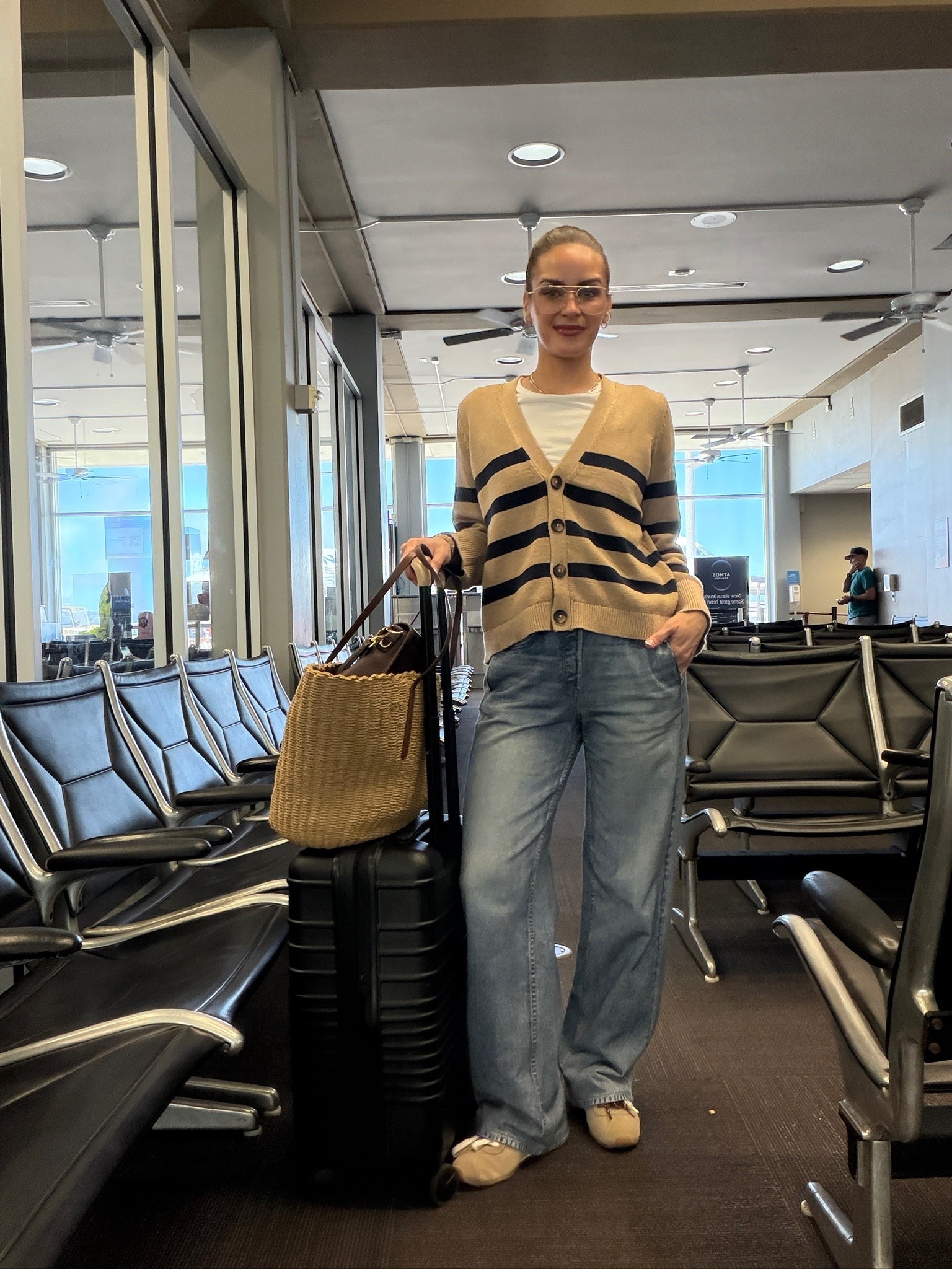 Travel OOTD - the comfiest pair of jeans 🤭

#LTKootd #LTKdayinmylife #LTKTravel