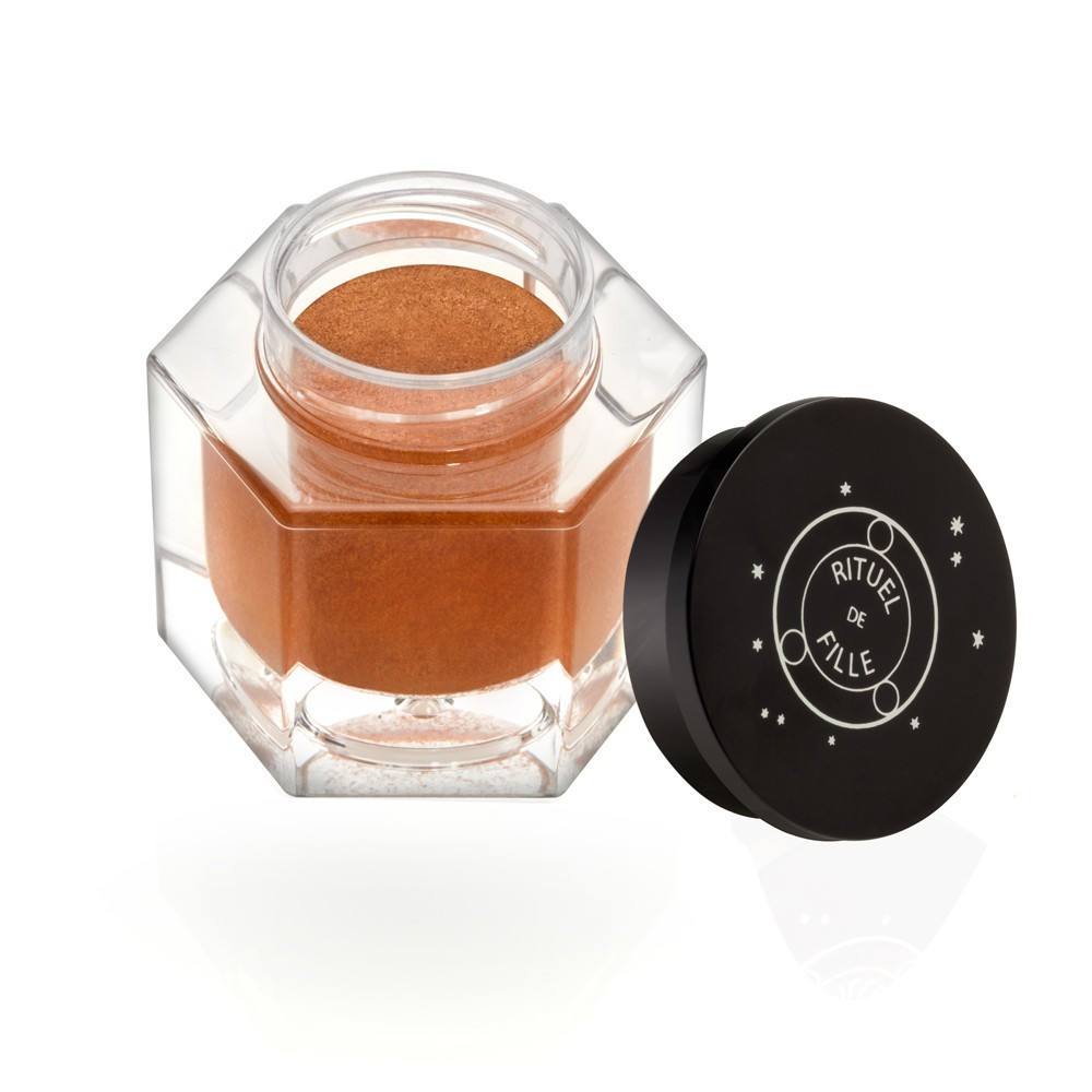 Rituel de Fille Ash and Ember Eye Soot in Love Spell | goop