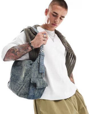 ASOS DESIGN – Jeans-Tragetasche in Blau mit Schnallendetail am Riemen | ASOS (Global)