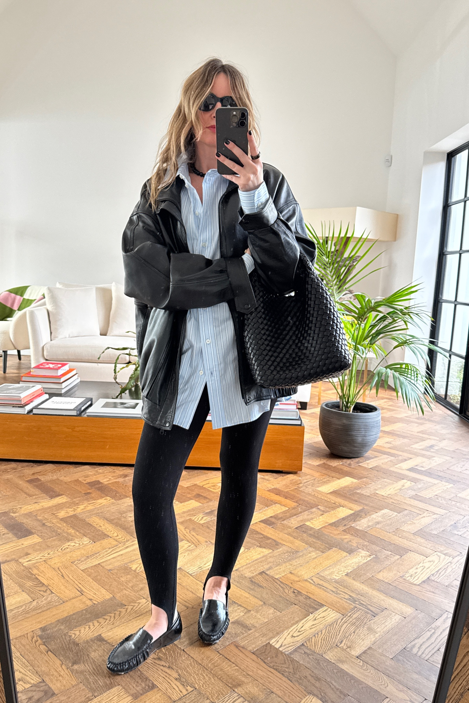 Leggings + an oversized shirt + Vintage Bomber 

#LTKeurope #LTKuk #LTKstyletip