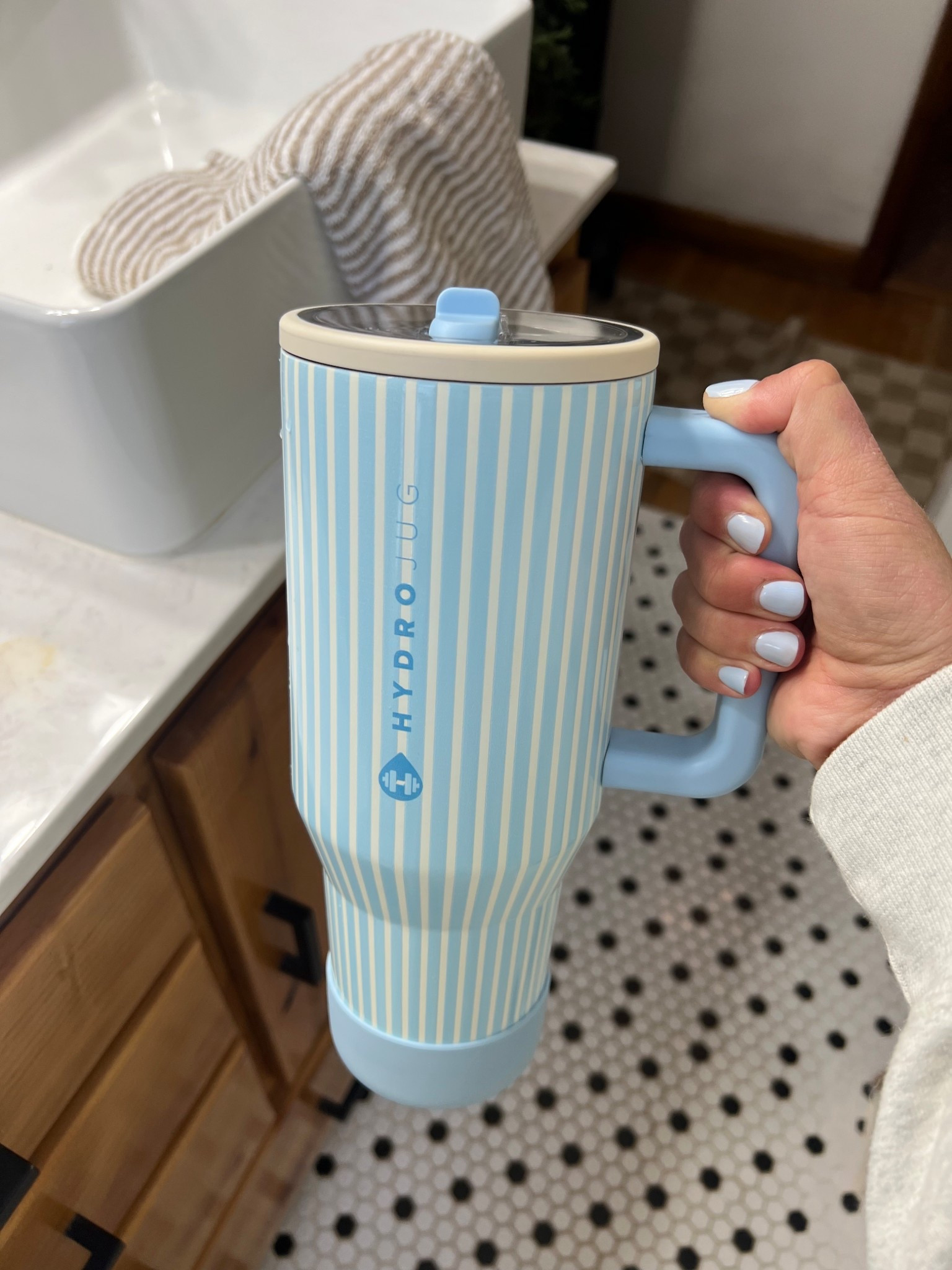 New Hydrojug on Amazon 🤍 in print Cape Cod 🦞

#LTKSeasonal #LTKHome #LTKSaleAlert