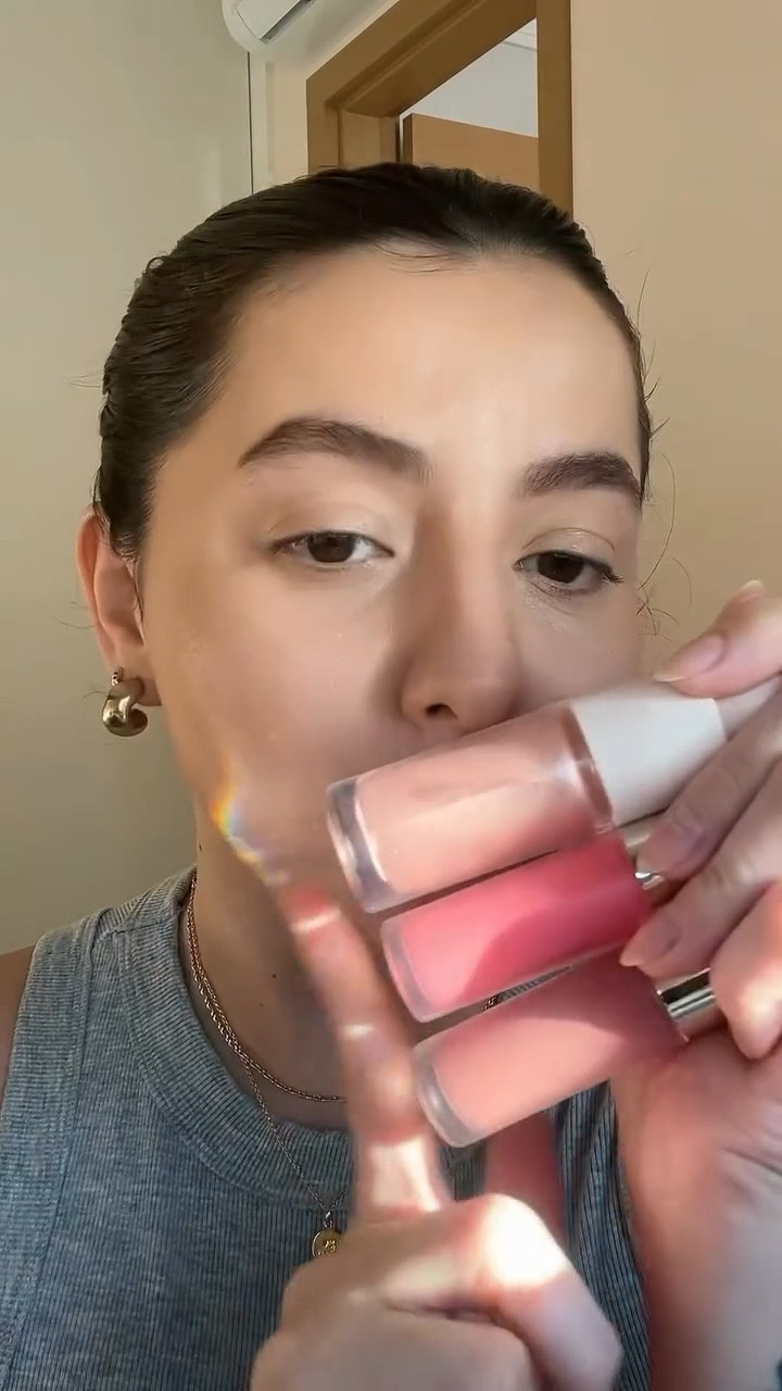 Quem nunca ficou obcecada no blush da nossa Polly Pocket?! 💅🏻💖🎀🙂‍↔️

cores que eu usei da @rarebeauty: 
blushes happy & encourage 
iluminador mesmerize 

Eai, vocês usariam?! 👁️👄👁️

#sabrinacarpenter #sabrinacarpenterblush #blush #rarebeauty
