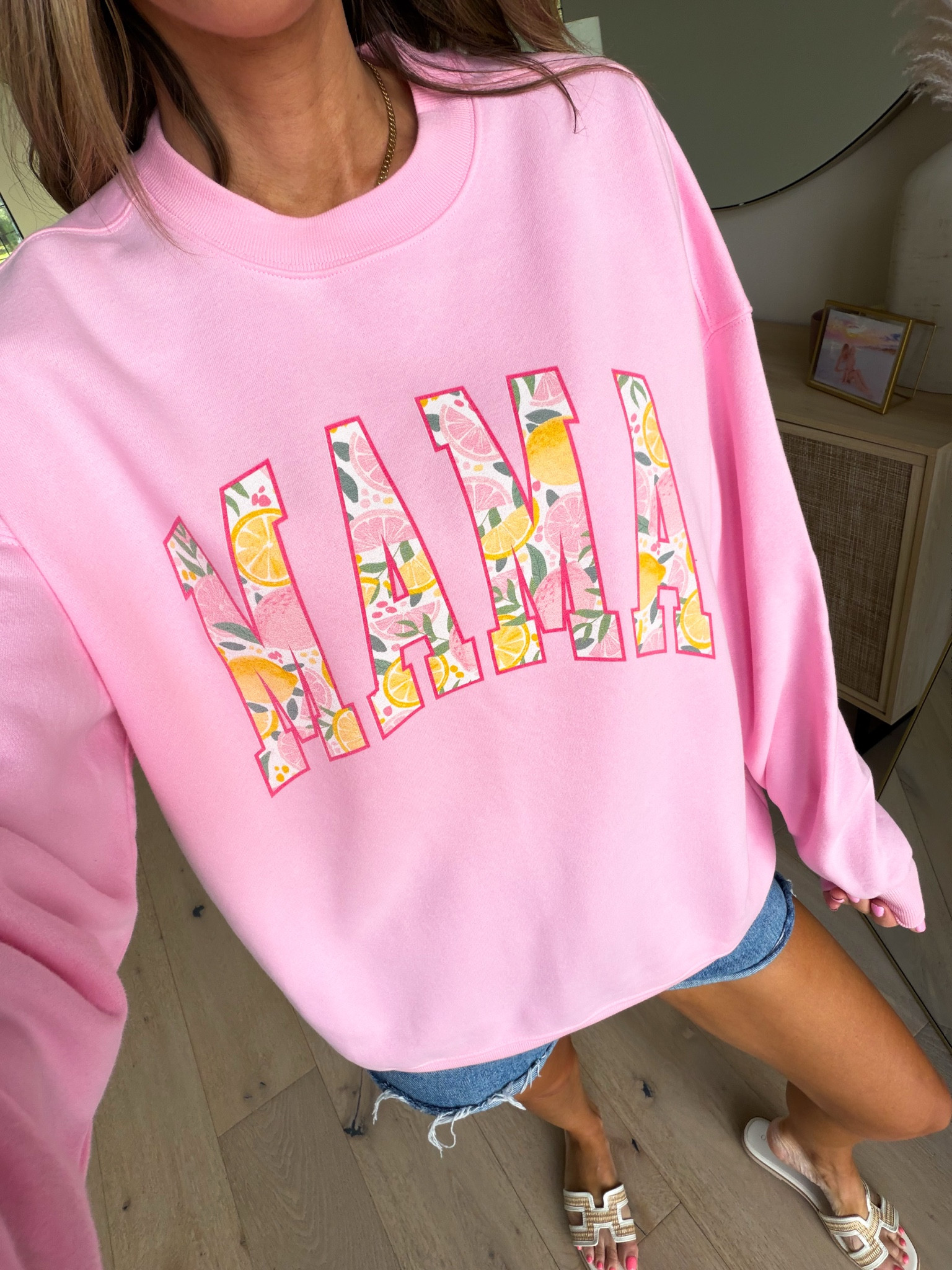 The sweetest Mama graphic sweatshirt! A great option for a casual Mother’s Day outfit☀️🩷