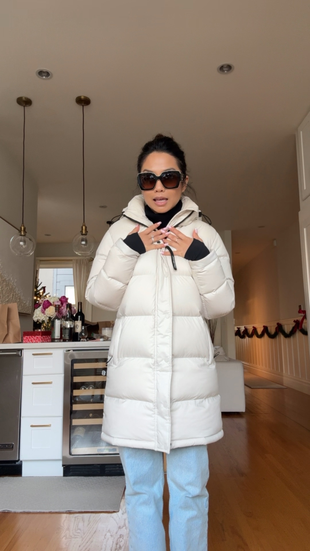 It’s super puff season!! 🥶 

Sizing:
Super puff - mid length in matte pearl, tts, xs
Turtleneck - tts, xs
Jeans - tts, 25 short
Uggs - sized down 1 size 