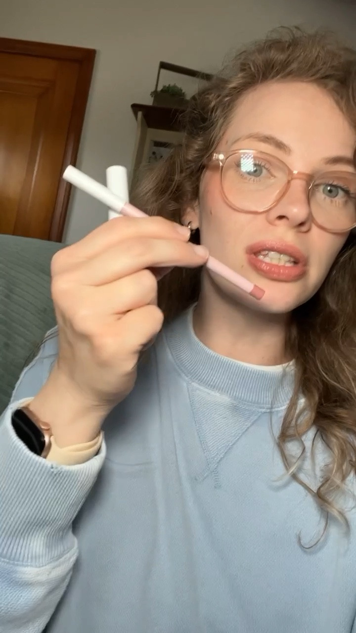 Lip combo of the day 😍 👄 

I looooove me some good lip liner and lip gloss! This has the best moisturizing and glossy look and so easy to apply! 