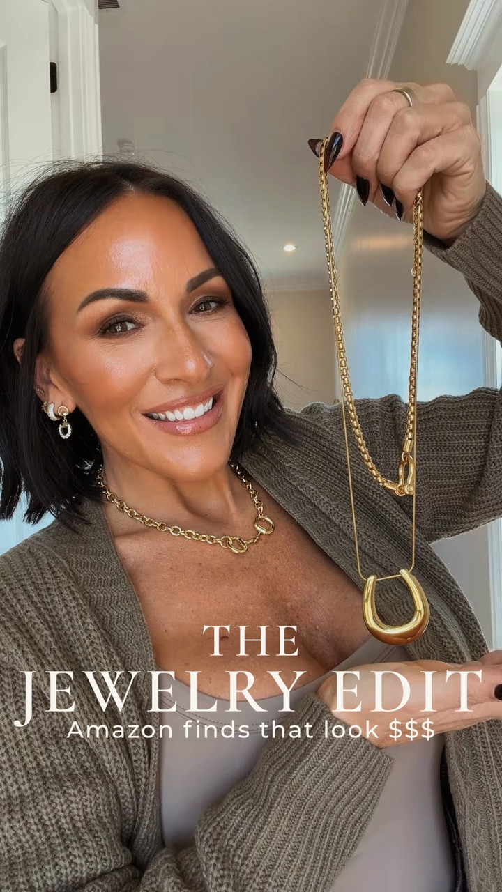 The chokehold this style of jewelry has on me right now 😩🤎 I keep seeing these gorgeous chunky gold pieces everywhere and I LOVE the look… just not enough to spend thousands on it lol.

So naturally I started digging around Amazon and found THESE. I’m sorry but they’re so good.