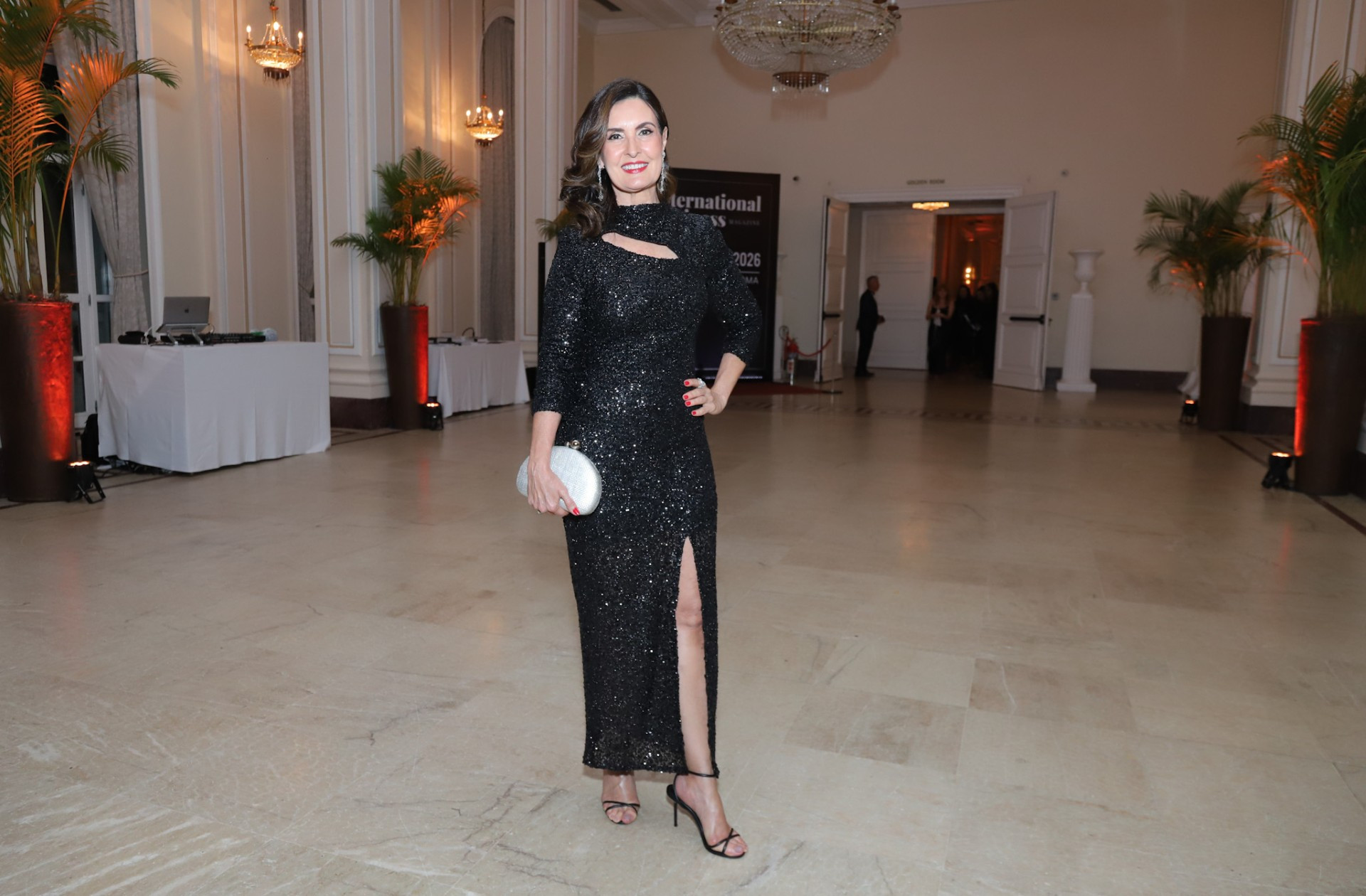 Fátima Bernardes arrasou com o vestido de paetês pretos e fenda. Inspire-se no estilo da apresentadora.  

 #LTKbrasil #LTKestilo50+ #LTKroupadefesta