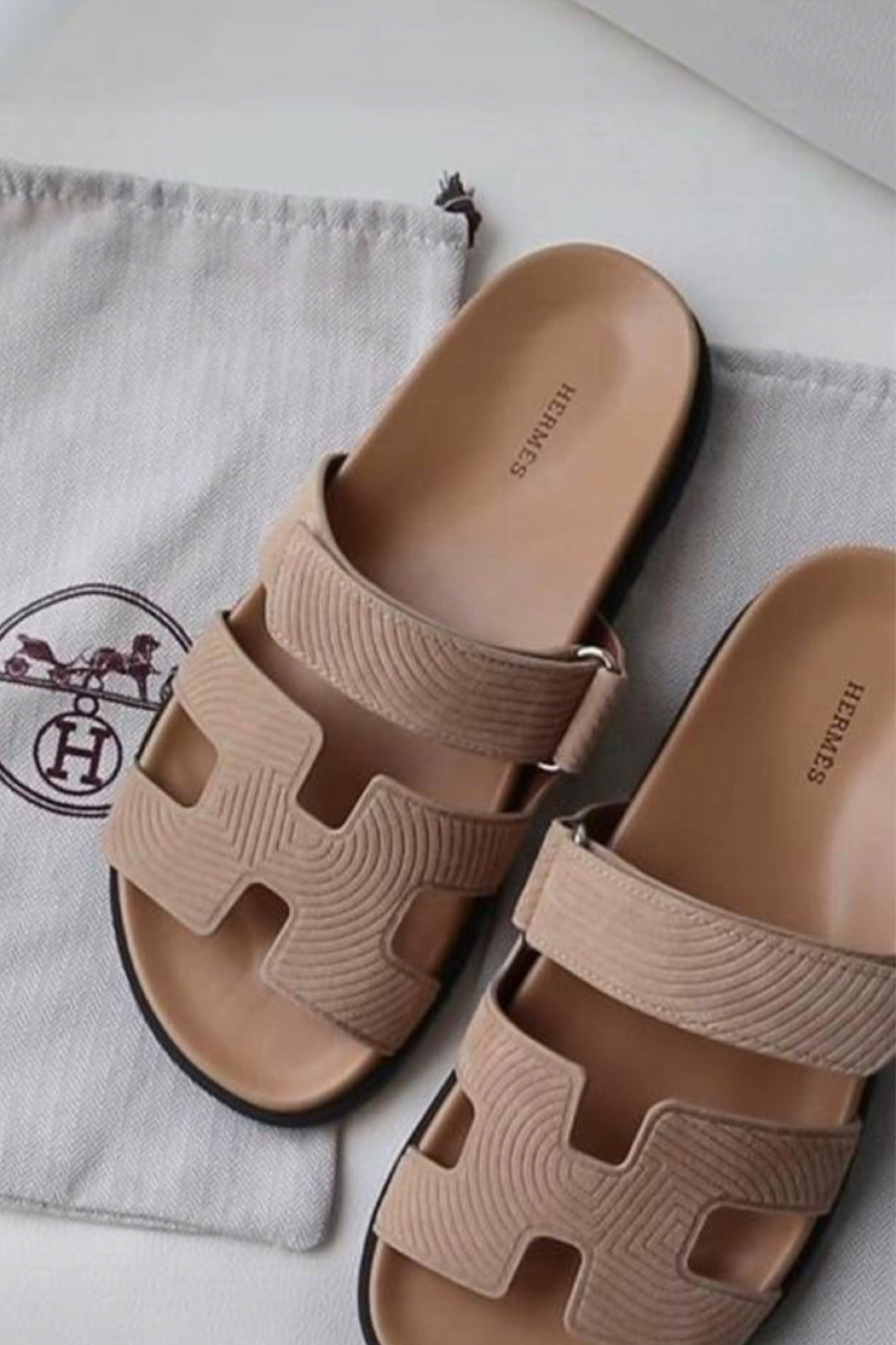 Hermes schlappen 

#LTKSeasonal #LTKshoecrush #LTKstyletip