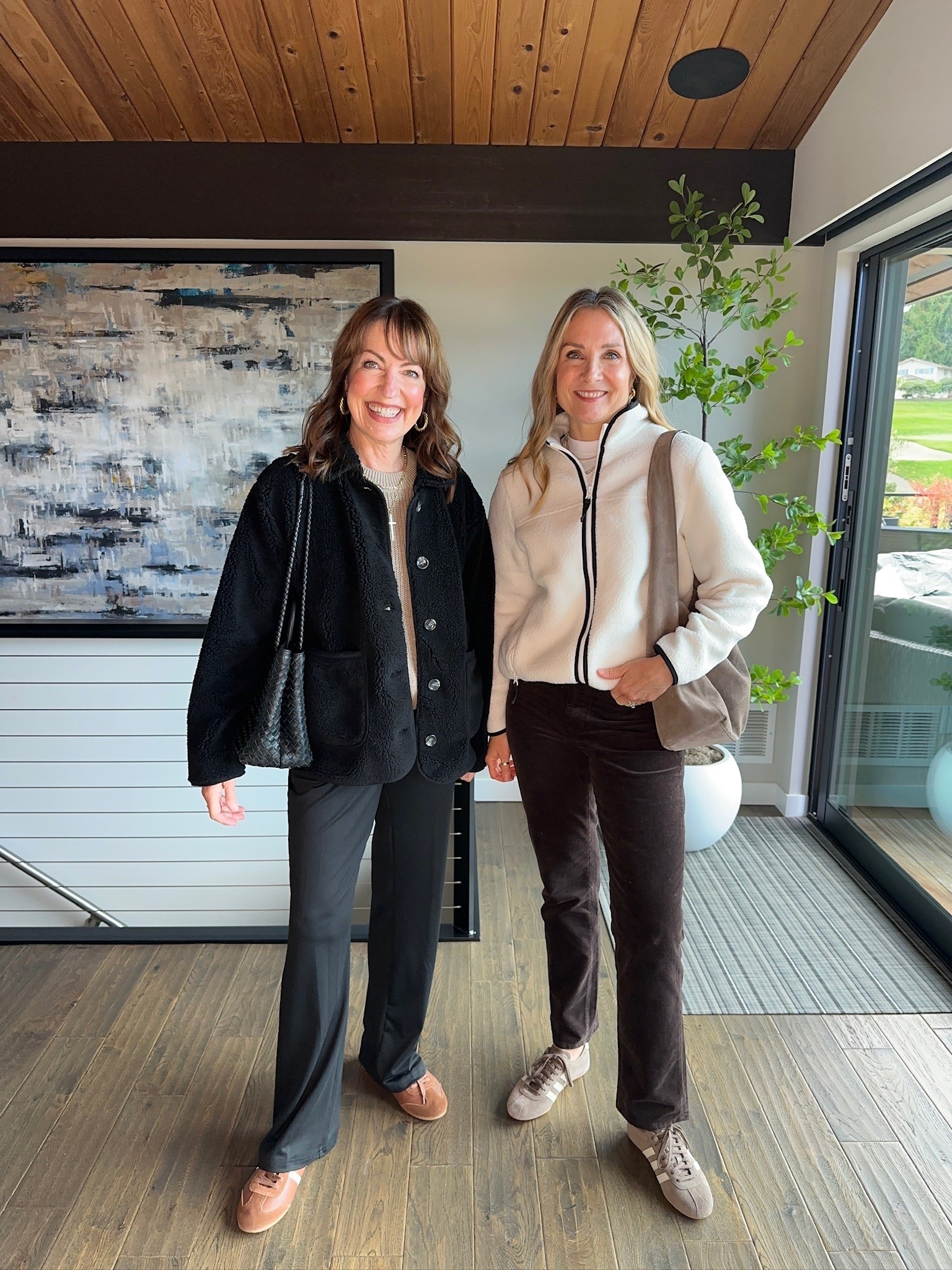 Wherever you’re going this fall @Quince has you covered! Julie is ready for casual outings in her cozy fleece and the most flattering corduroy pants! (we’re seeing corduroy pants everywhere this fall🍁) Casual sporting events are perfect for a comfy drawstring pant and this cozy and stylish Sherpa barn jacket.
