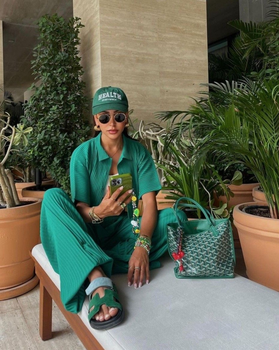 Green monochrome outfit 🍋‍🟩🥝🥑🌿🪀🔫🌳🥝💚🌱🍏🦖🥦🐍🫑♻️🍈🫒❎🧩🦠🥬🐉🧤
#hermesdupes #celinesunglasses #amazondupes #goyarddupe #bestdupes #dupes
#greenmonochrome #monochrome #green #greenoutfit #greenfit #verde #greenset #greenhat #greenbag #greenshoes #greenjewelry 
(Exact Hermes sandals sold out) (exact Goyard bag sold out: $3k+)

#LTKSeasonal #LTKFindsUnder100 #LTKStyleTip