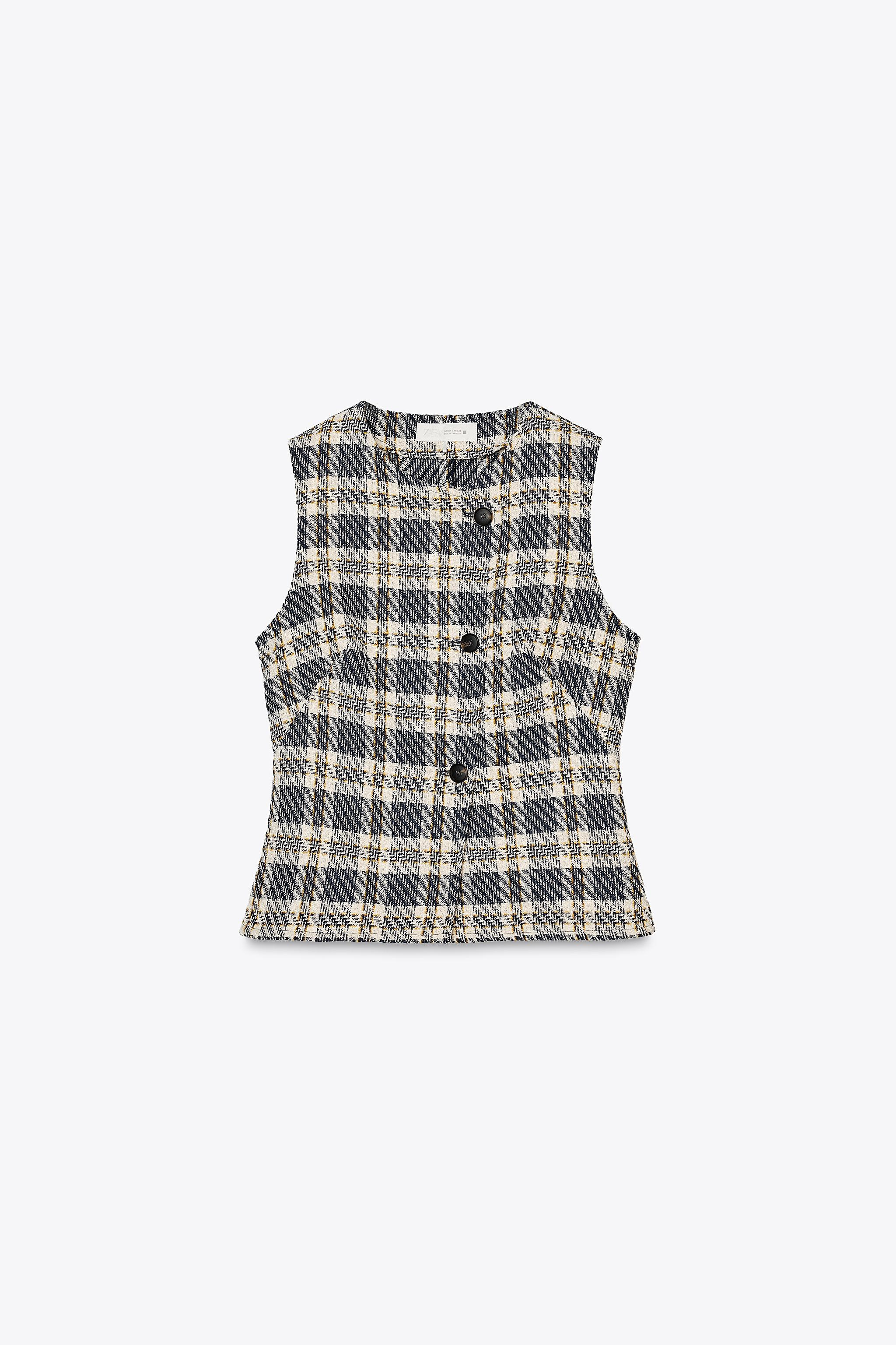 Round neck vest. Front double breasted buttoned closure. | Zara US