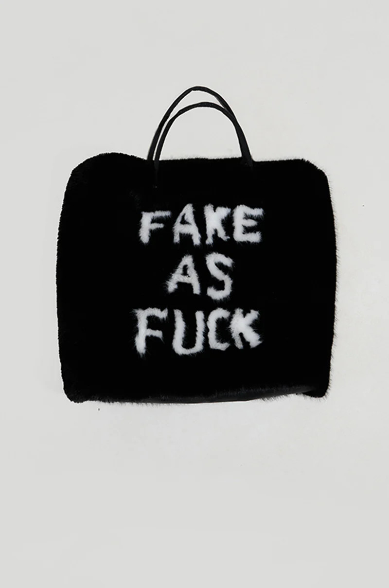 IM FAKE ULTRA OVERSIZED FUR TOTE | AKIRA