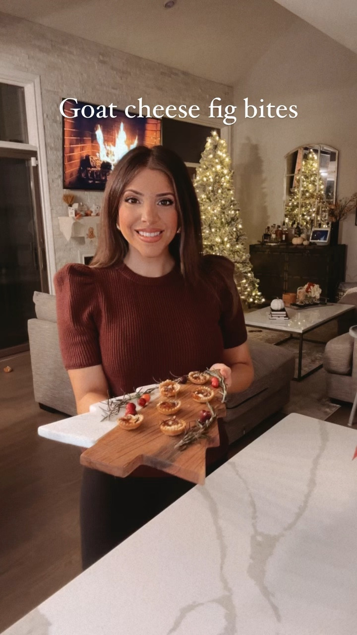 Goat cheese fig bites are easy, quick, & the perfect little appetizer to serve at your thanksgiving or holiday dinner😋 Also my puff sleeve sweater is on sale and comes in 2 other colors!😍

	⁃	Premade pie crust 
	⁃	Goat cheese
	⁃	Fig jam
	⁃	Chopped pecans 
	⁃	Rosemary
	⁃	Bake at 425 for 10 mins
Bon appétit!🫶🏼


#LTKparties #LTKCyberWeek #LTKHoliday