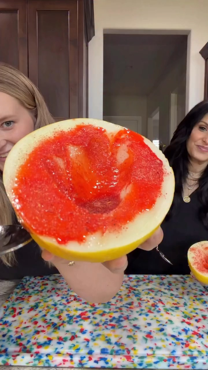 ⭐️MYSTERY MELON⭐️ I have no idea what melon we got from @b5farm , but let’s try it! #melon #texasfarmersmarket #atx #mukbang