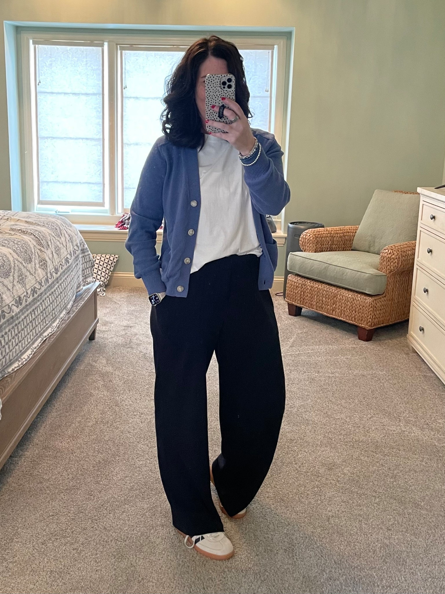 Sunday errands

Pants: tts medium
Tank: tts medium 
Cardi: tts small
Shoes: size down 1/2