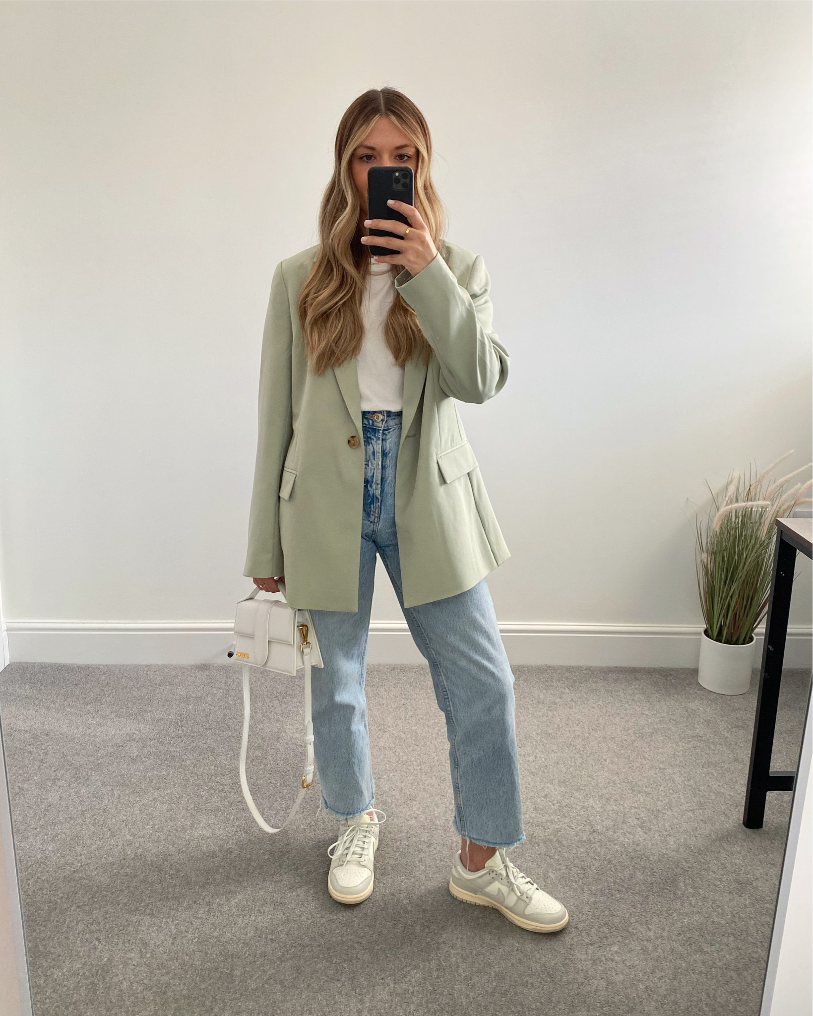 My favourite spring blazer 🤍

Sage green blazer, white T-shirt, cropped jeans, Nike dunks and jacquemus bag. 



#LTKeurope #LTKSeasonal #LTKstyletip