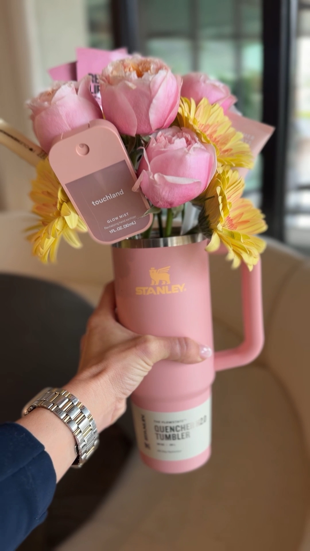 Who among us wouldn’t LOVE to receive a color coded Stanley with beautiful blooms & beauty faves?? Had so much fun picking out color coordinating beauty picks for this unique bouquet and I know it’ll be a hit  