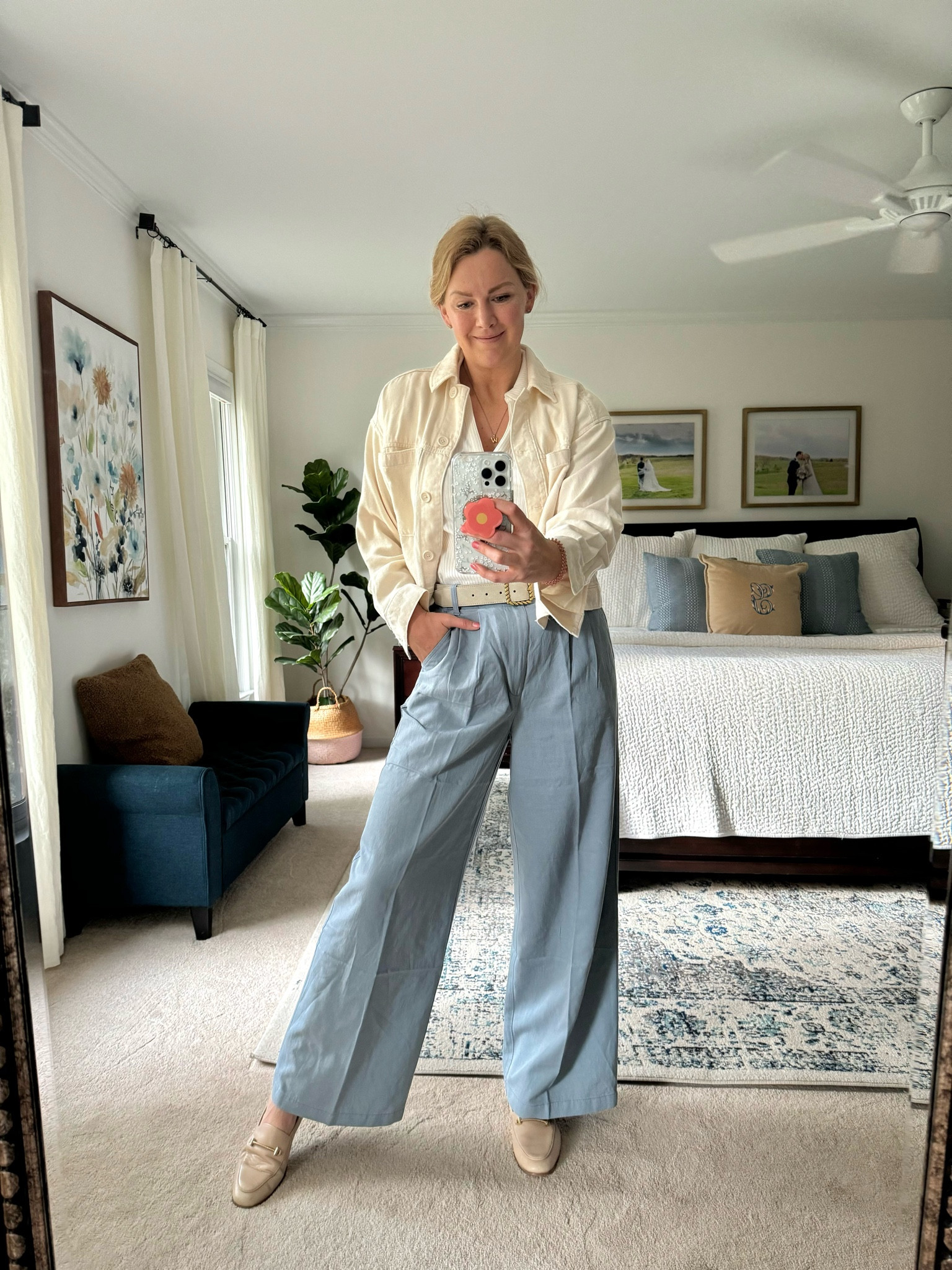 What I wore to work — Cropped jacket with v-neck collared tee and light blue wide leg trousers. 

Got my normal size in the jacket and tee. Sized down one in the pants. 


Office outfit idea for spring.. take off the jacket and you’re summer ready too!

#LTKstyletip #LTKSeasonal #LTKfindsunder50